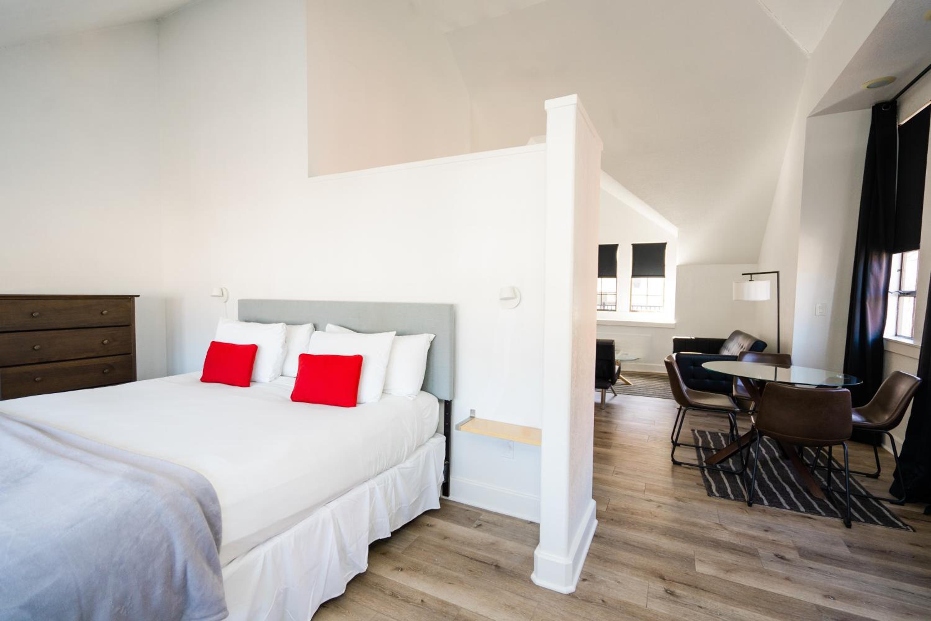 Deluxe King Suite photo 1