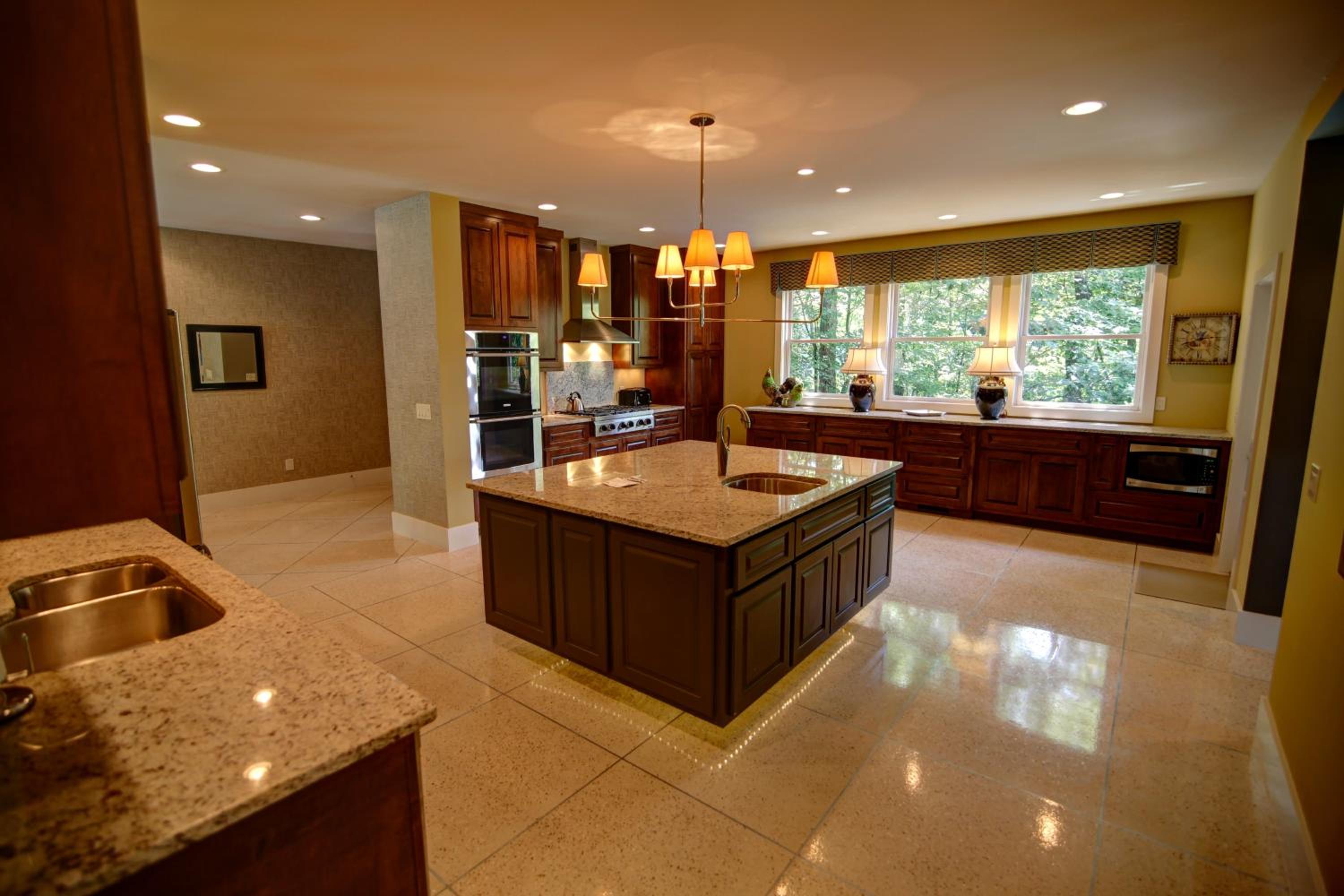 Six-Bedroom House photo 1