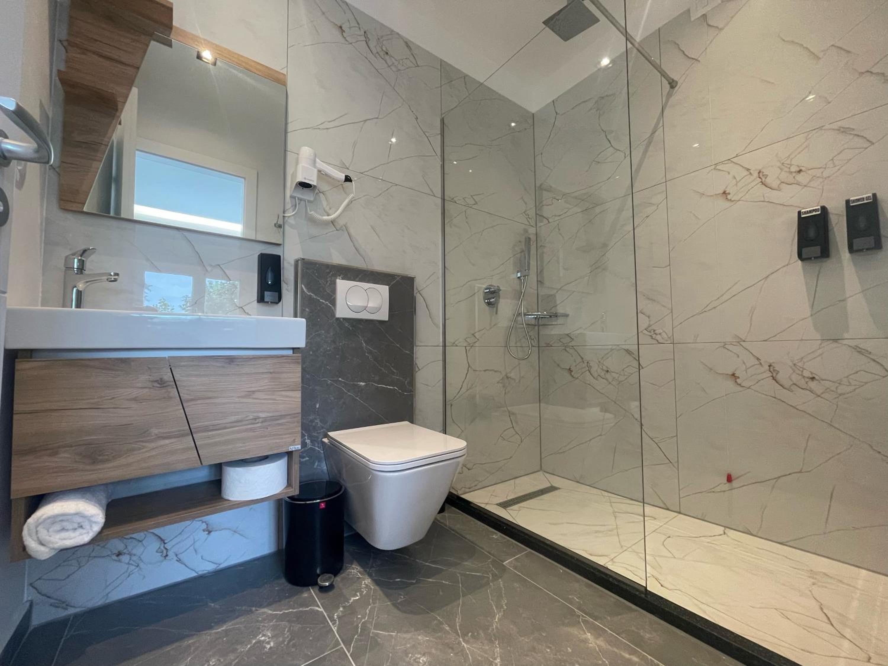 Double or Twin Room with Private Bathroom photo 2