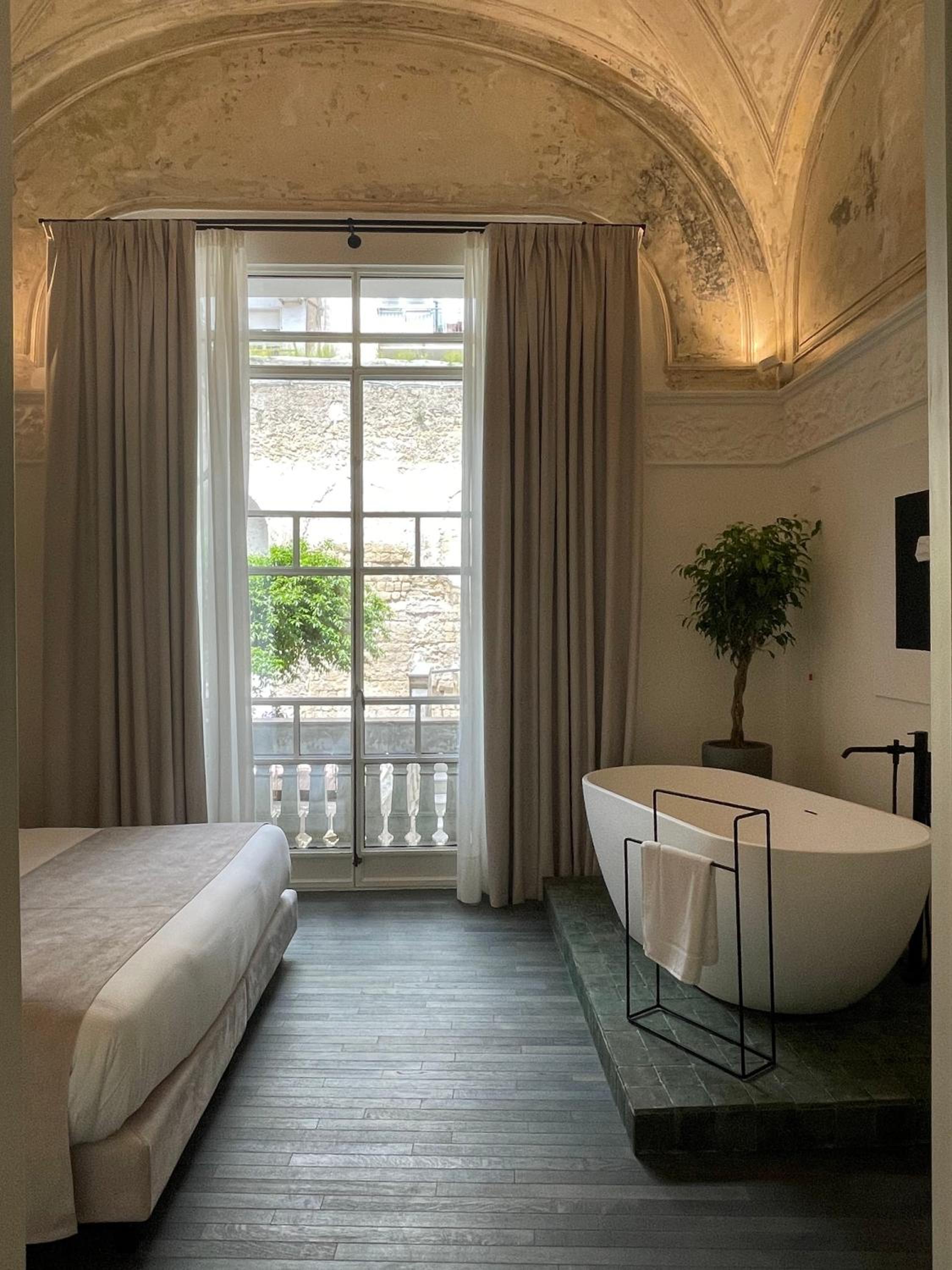 Queen Suite with Spa Bath