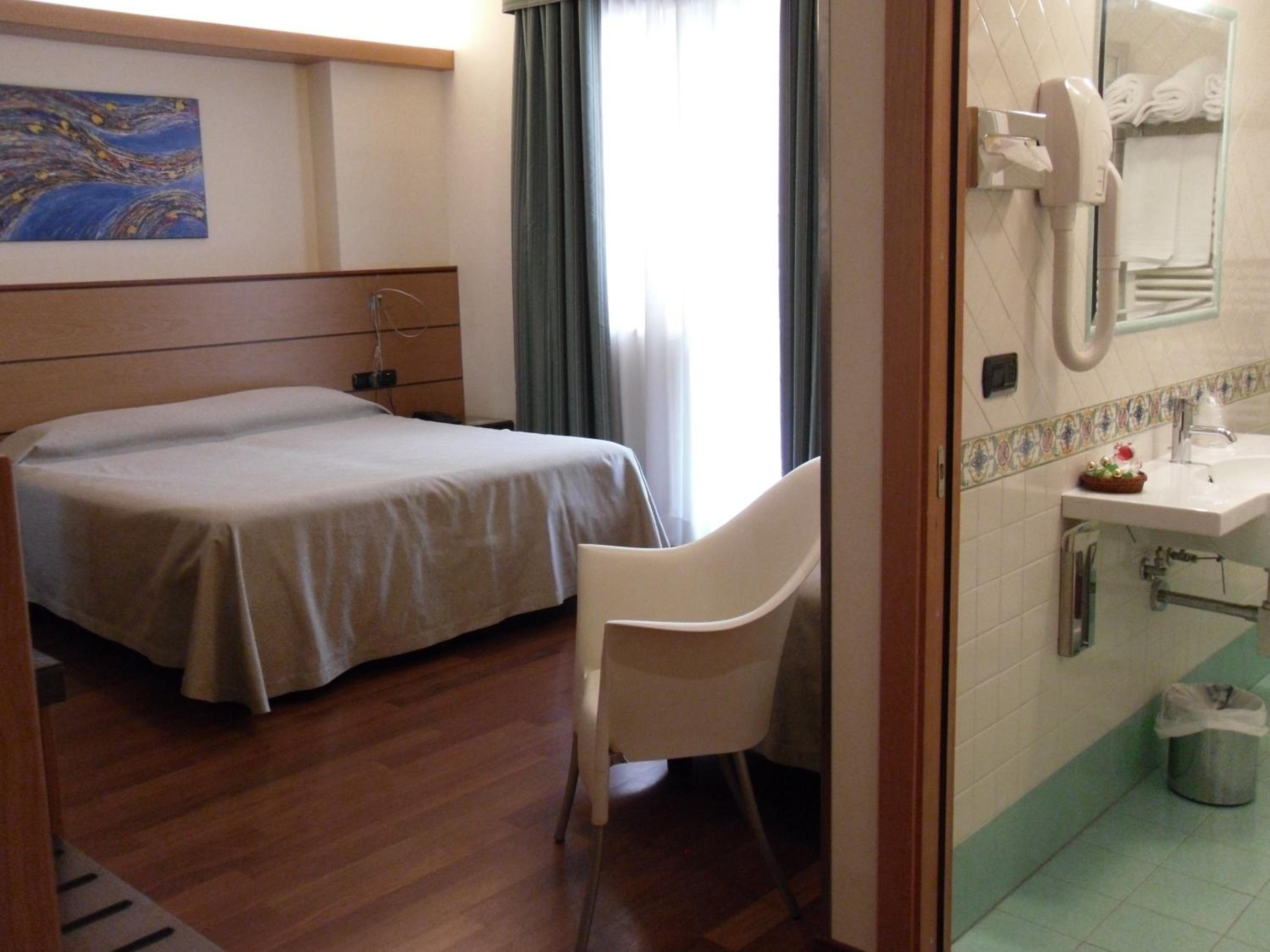 Classic Queen Room - Photo 7
