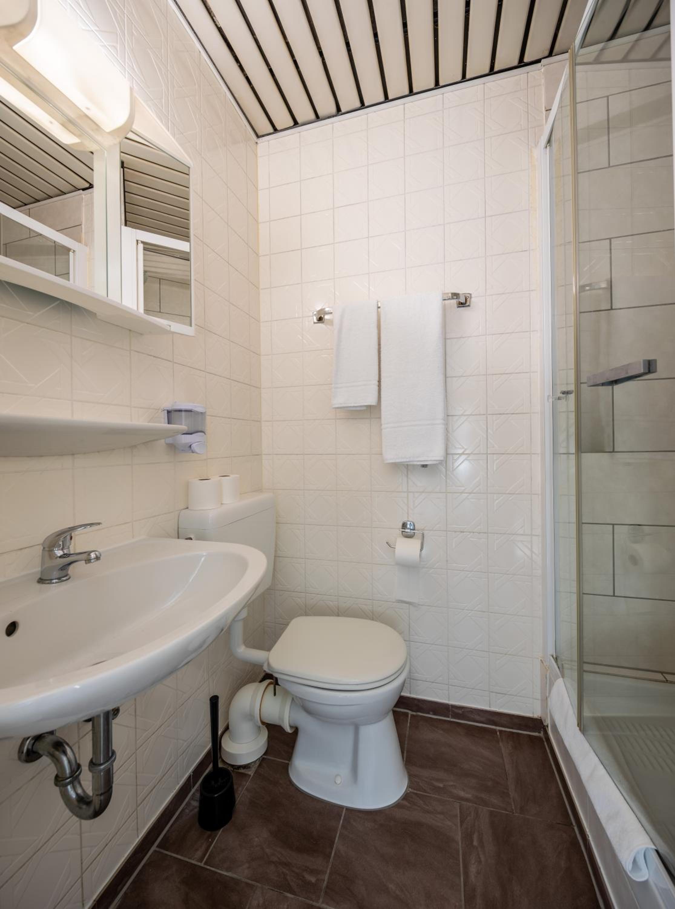 Quadruple Room with Shower - Photo 9