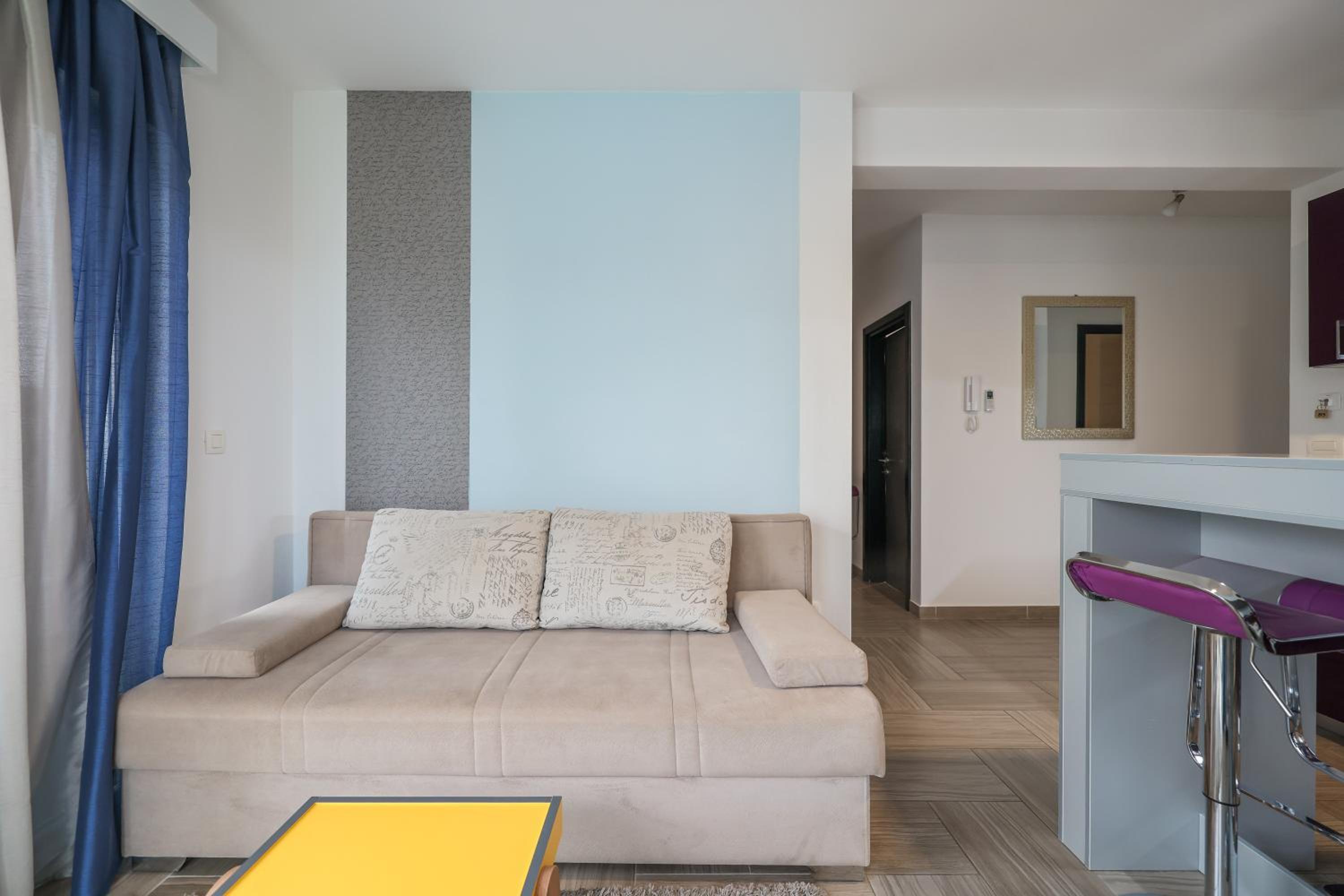 Deluxe Two-Bedroom Apartment with Balcony and Pool View photo 3