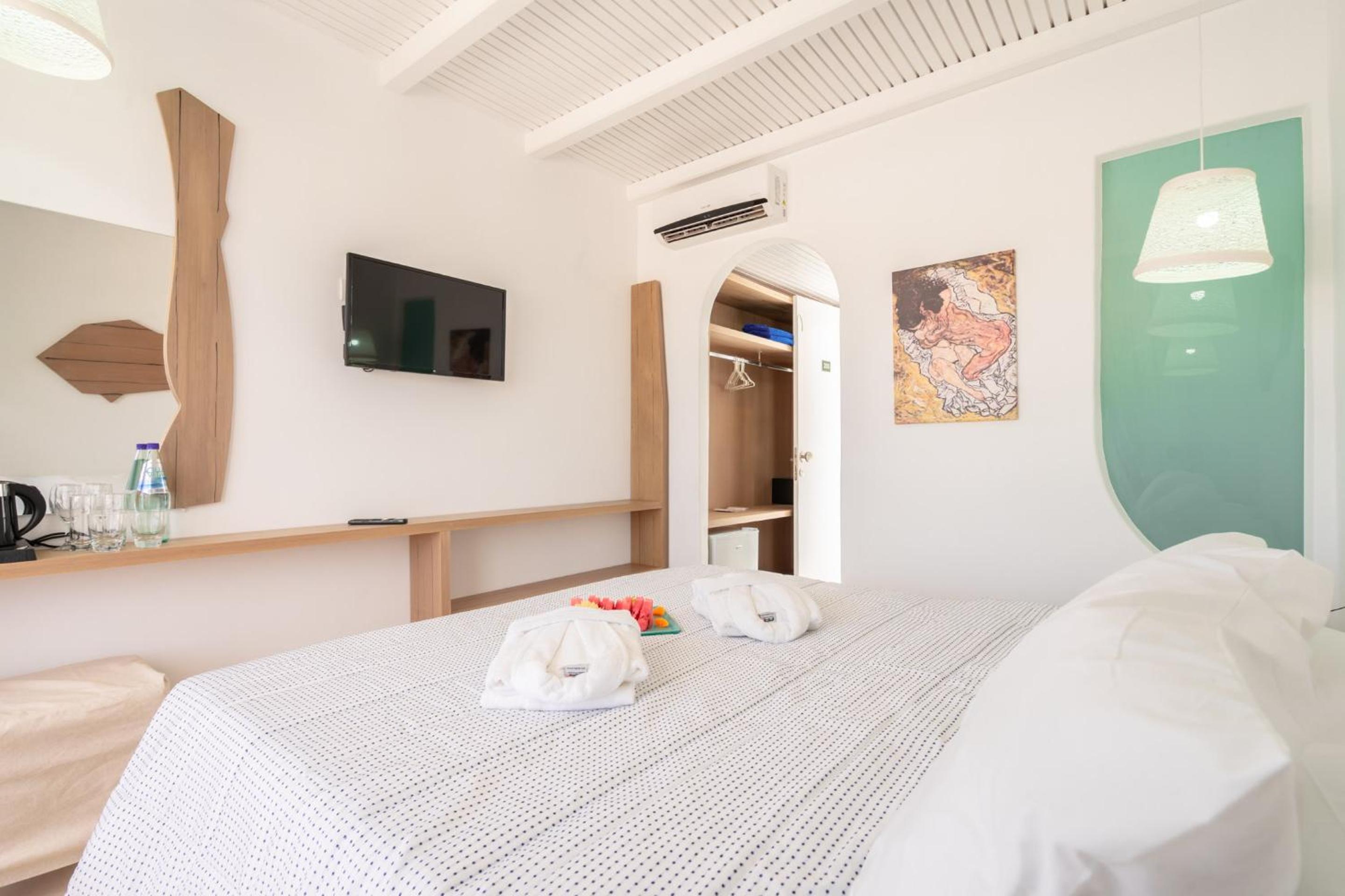 Deluxe Double Room - Photo 9