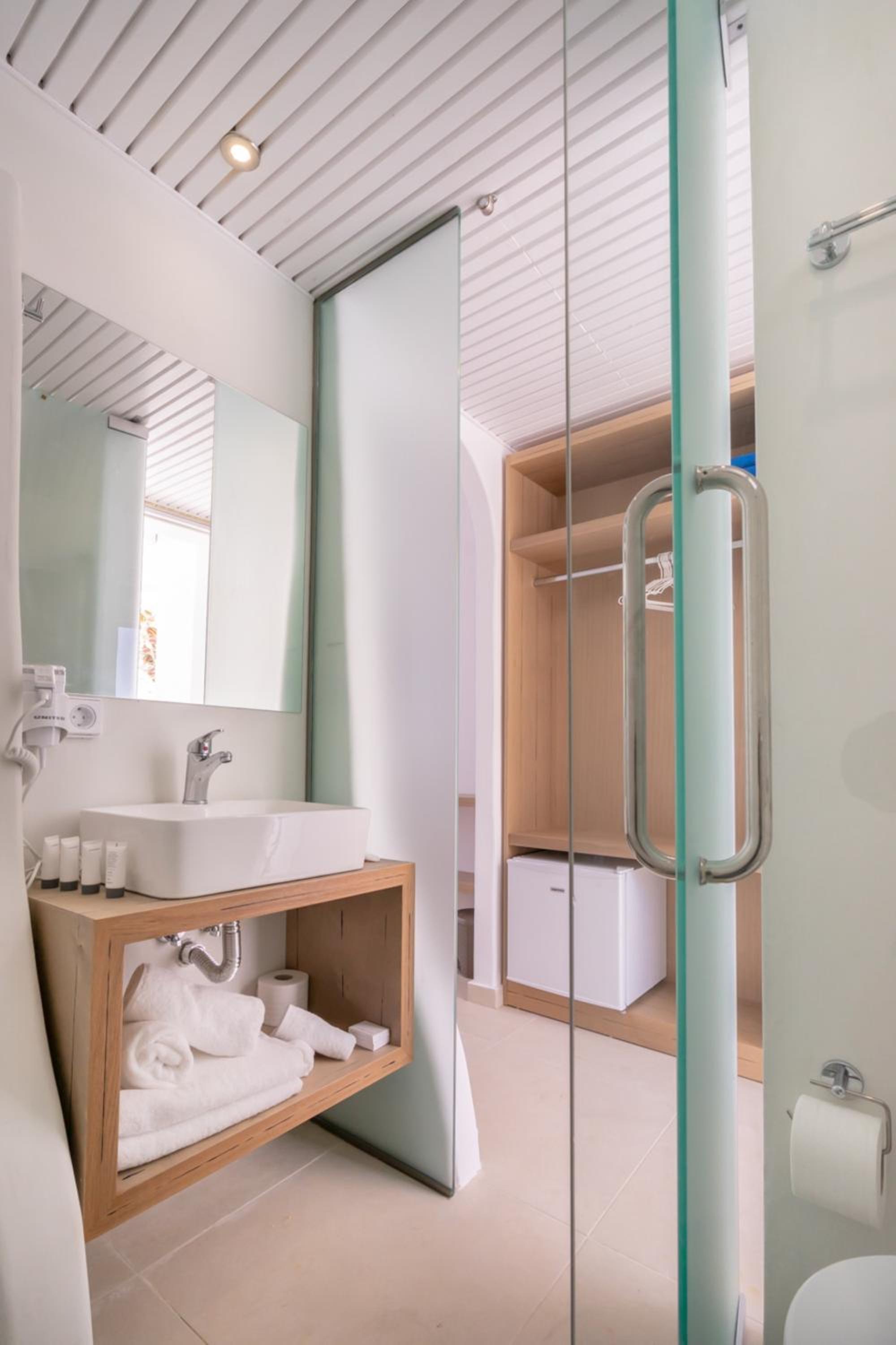 Deluxe Double Room - Photo 11