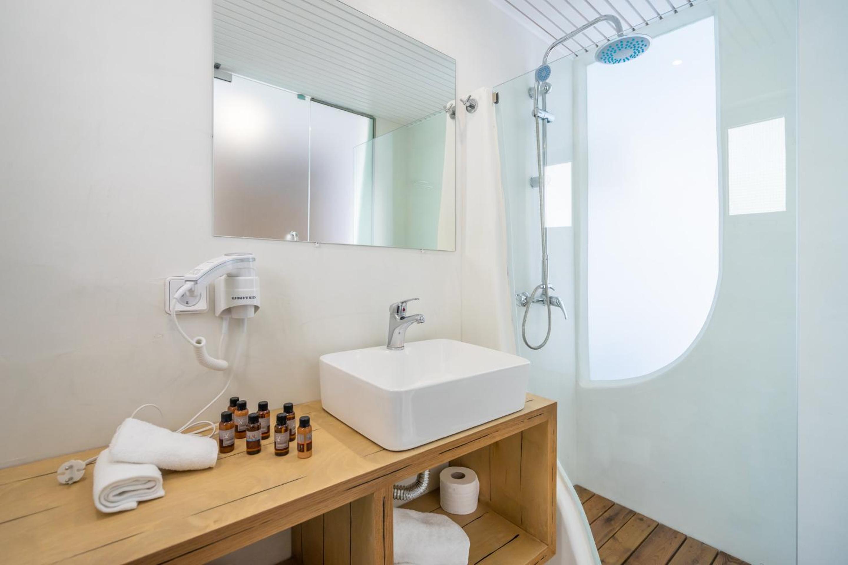 Junior Suite with Private Pool - Photo 3