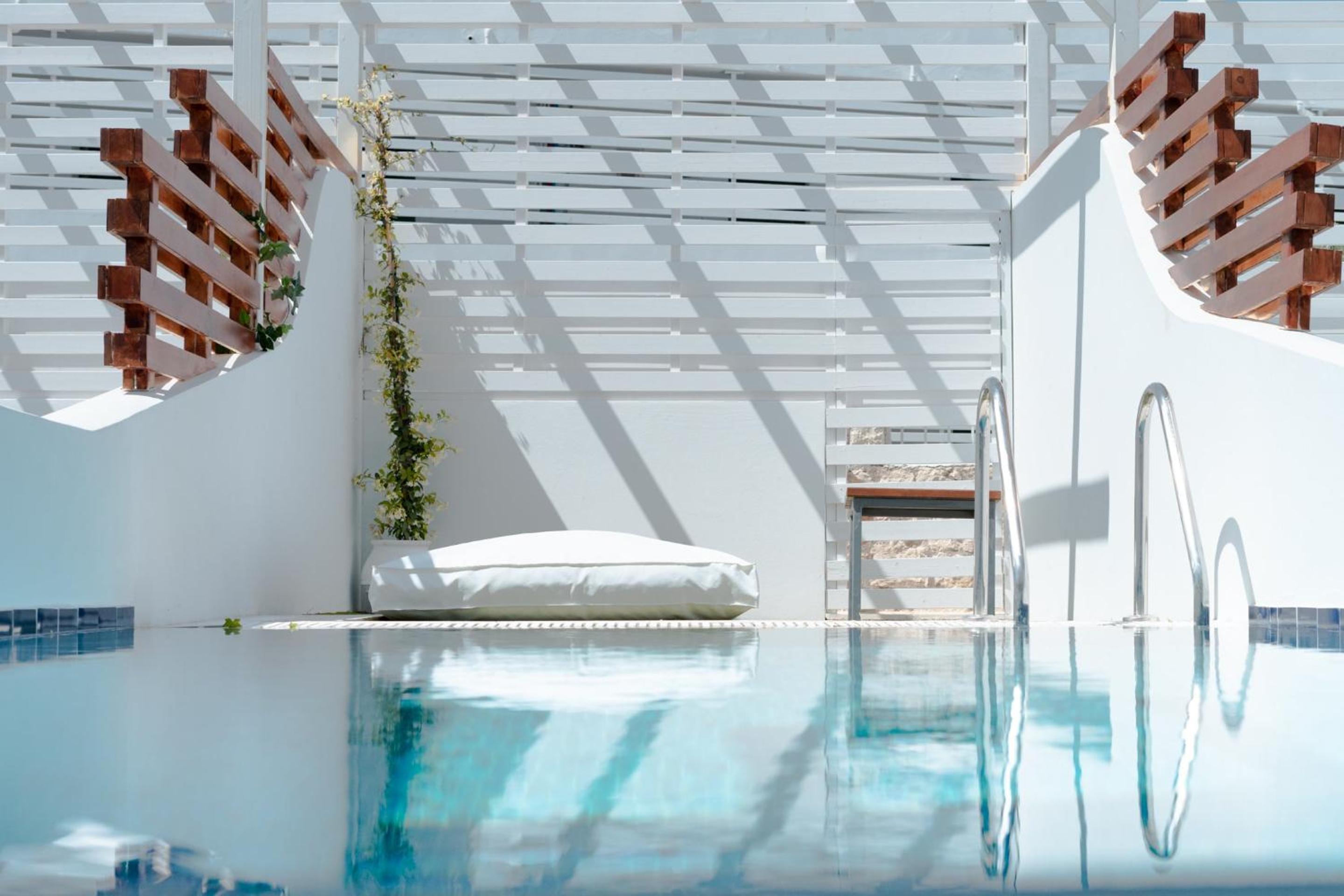 Junior Suite with Private Pool - Photo 31