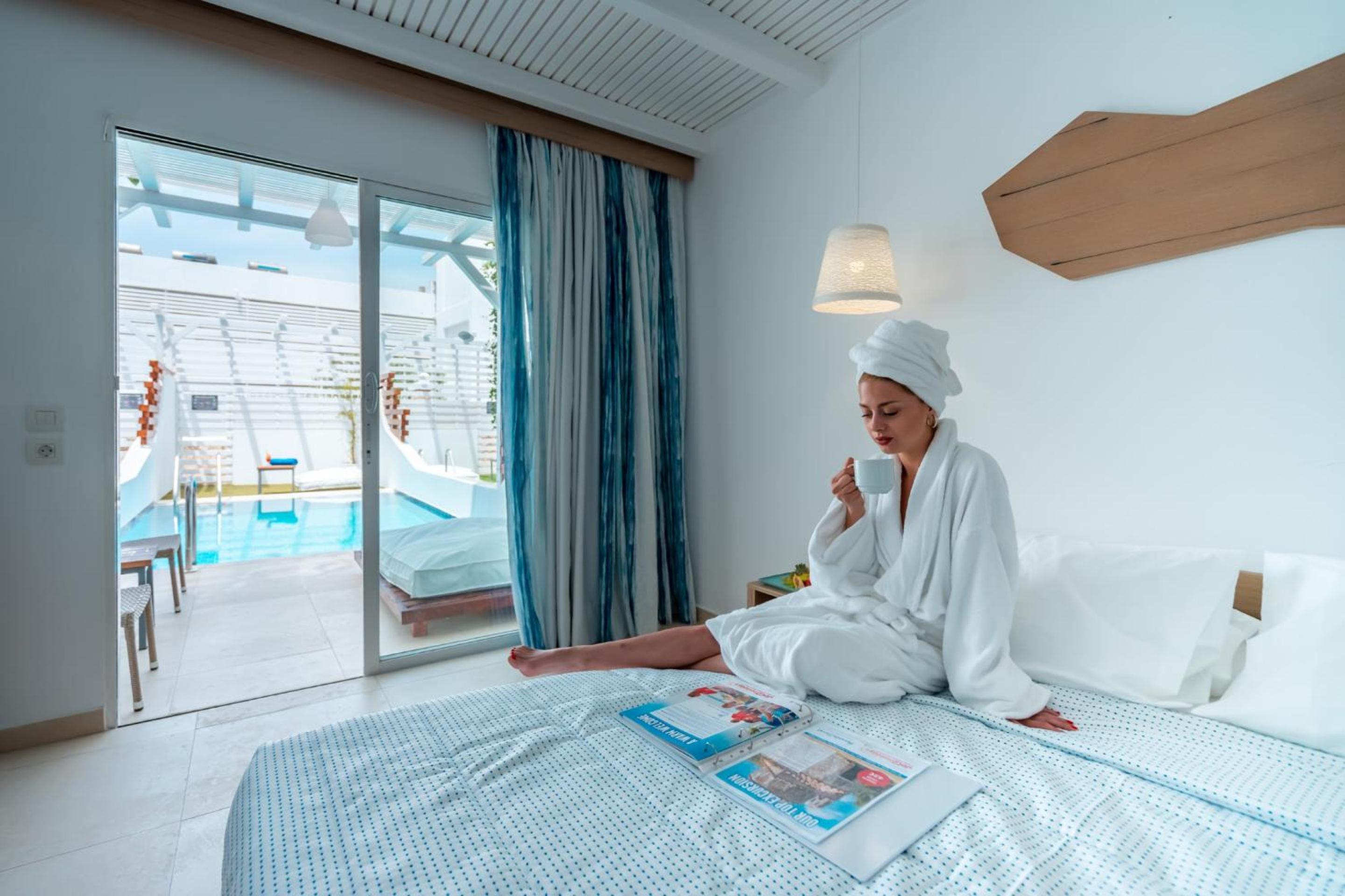 Junior Suite with Private Pool - Photo 16