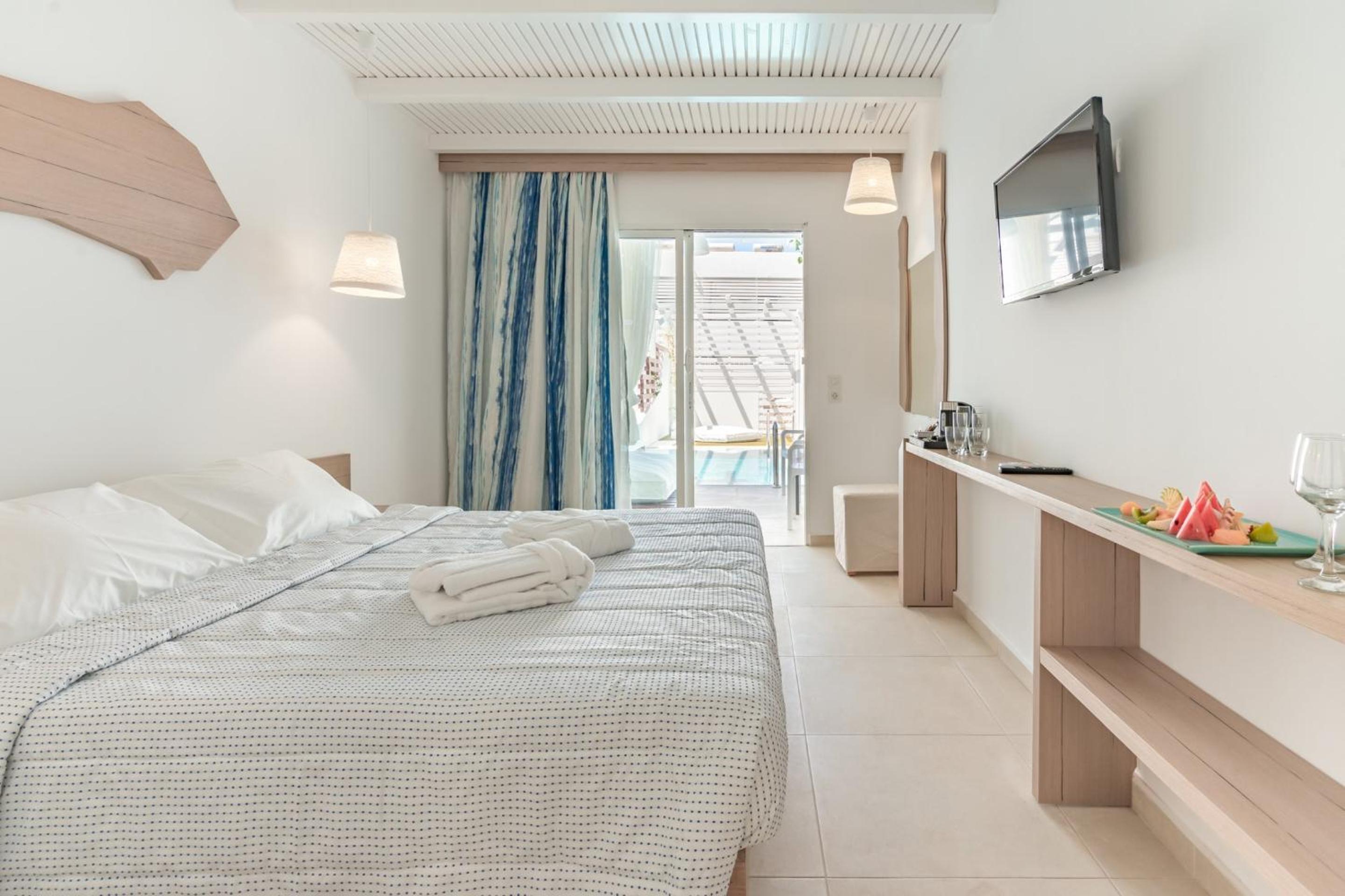 Junior Suite with Private Pool - Photo 10