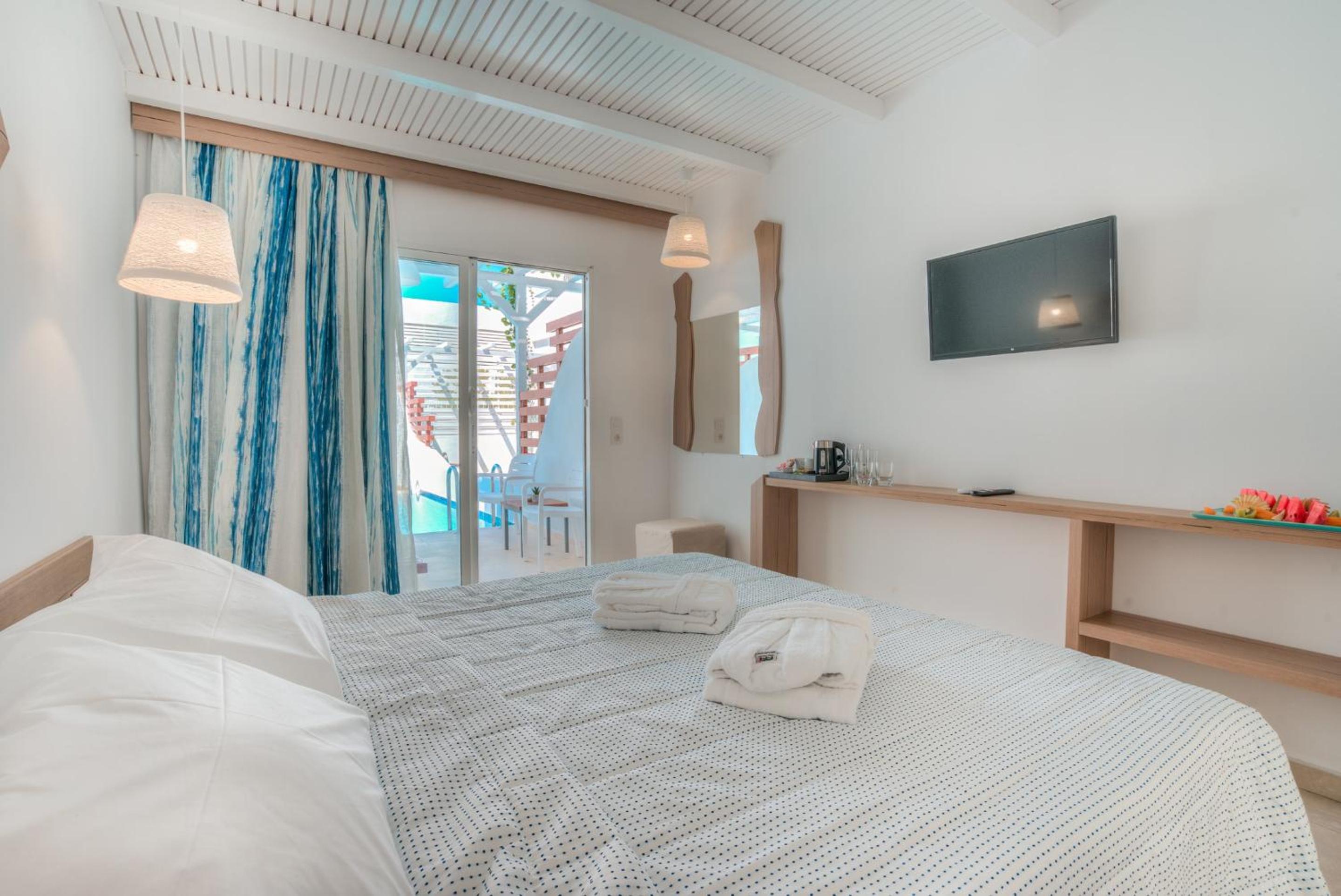Junior Suite with Private Pool - Photo 1