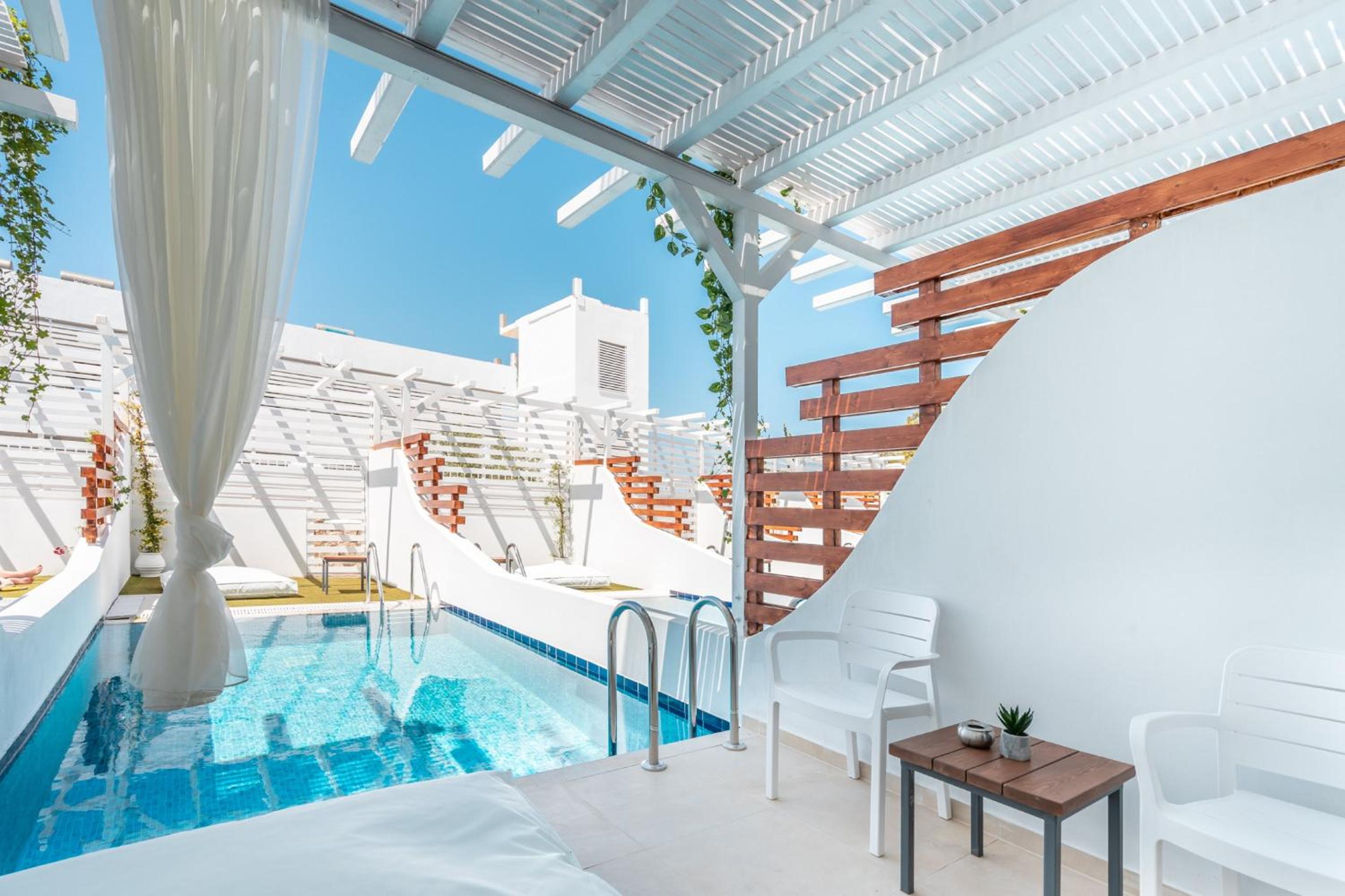 Junior Suite with Private Pool - Photo 25