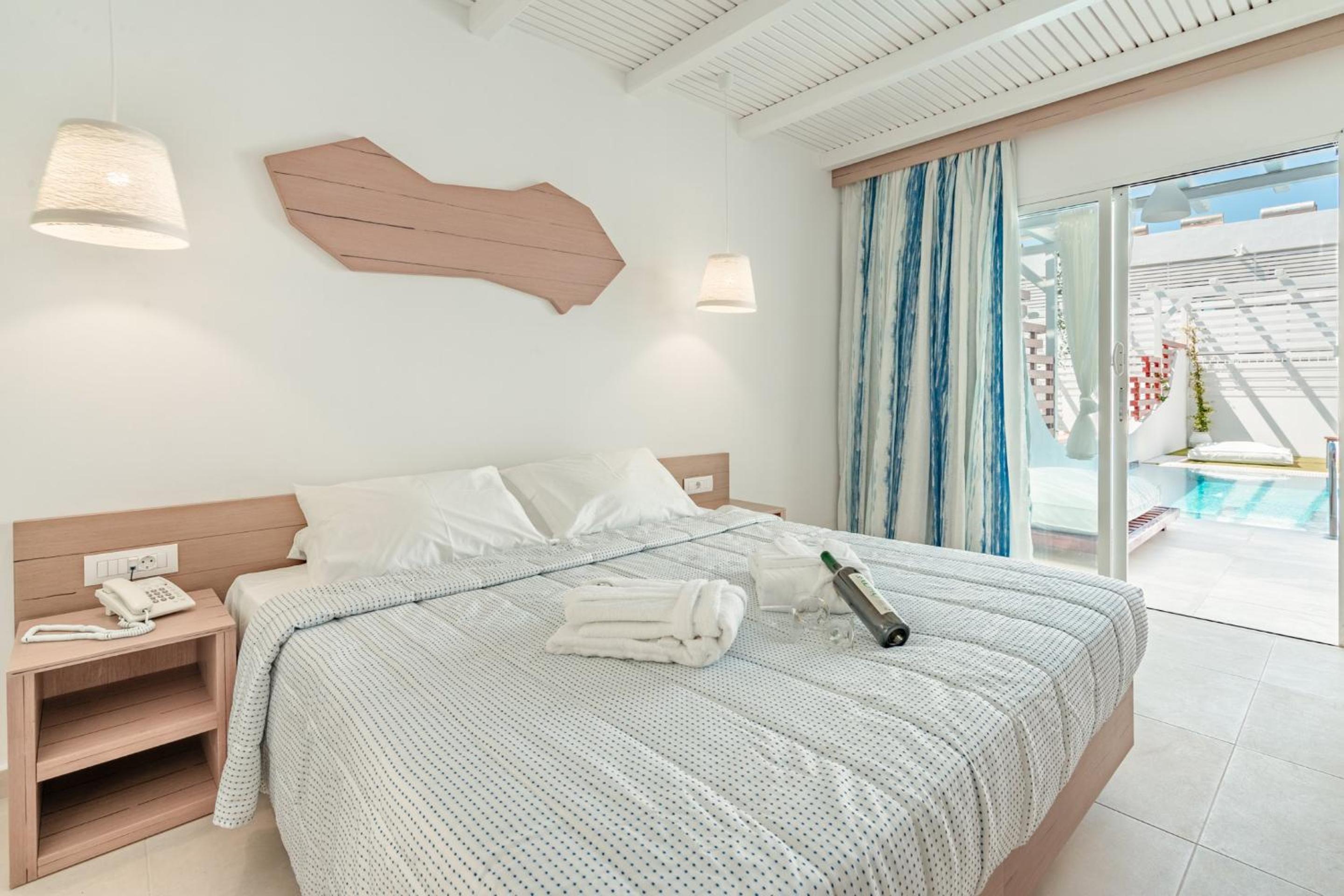 Junior Suite with Private Pool - Photo 11