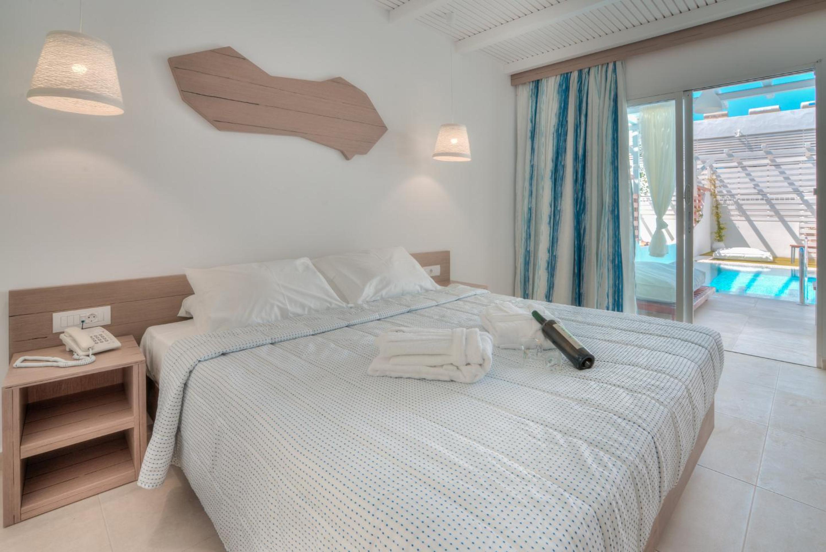 Junior Suite with Private Pool - Photo 12
