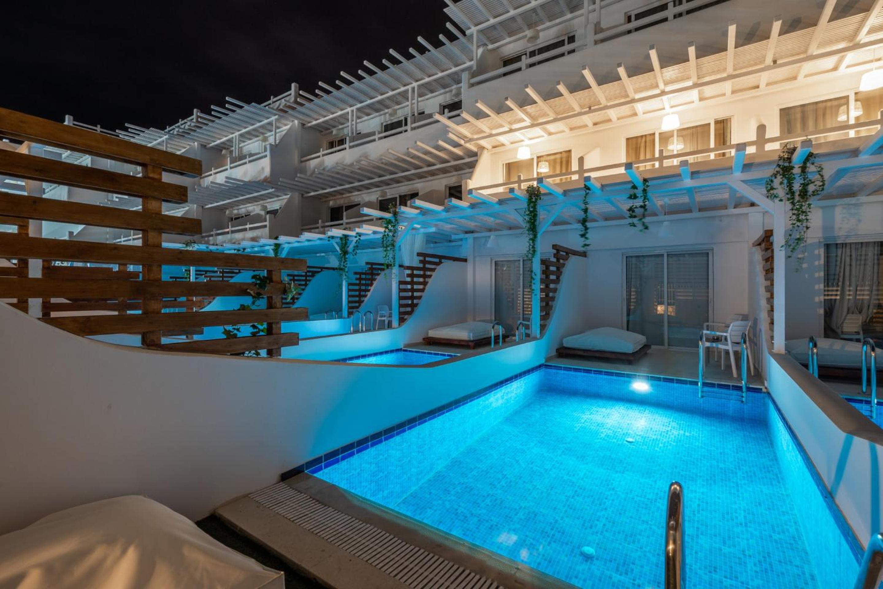 Junior Suite with Private Pool - Photo 30