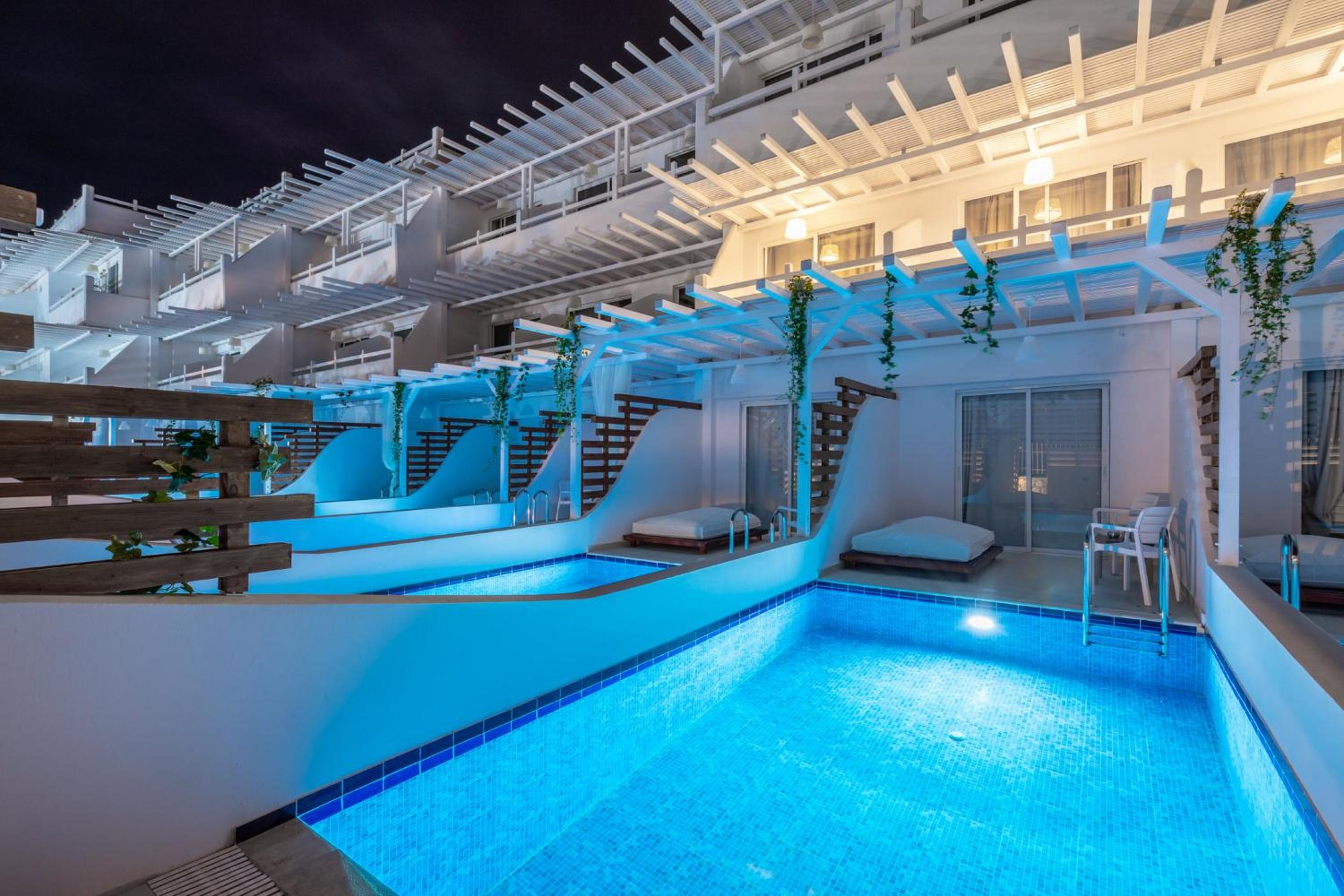 Junior Suite with Private Pool - Photo 29