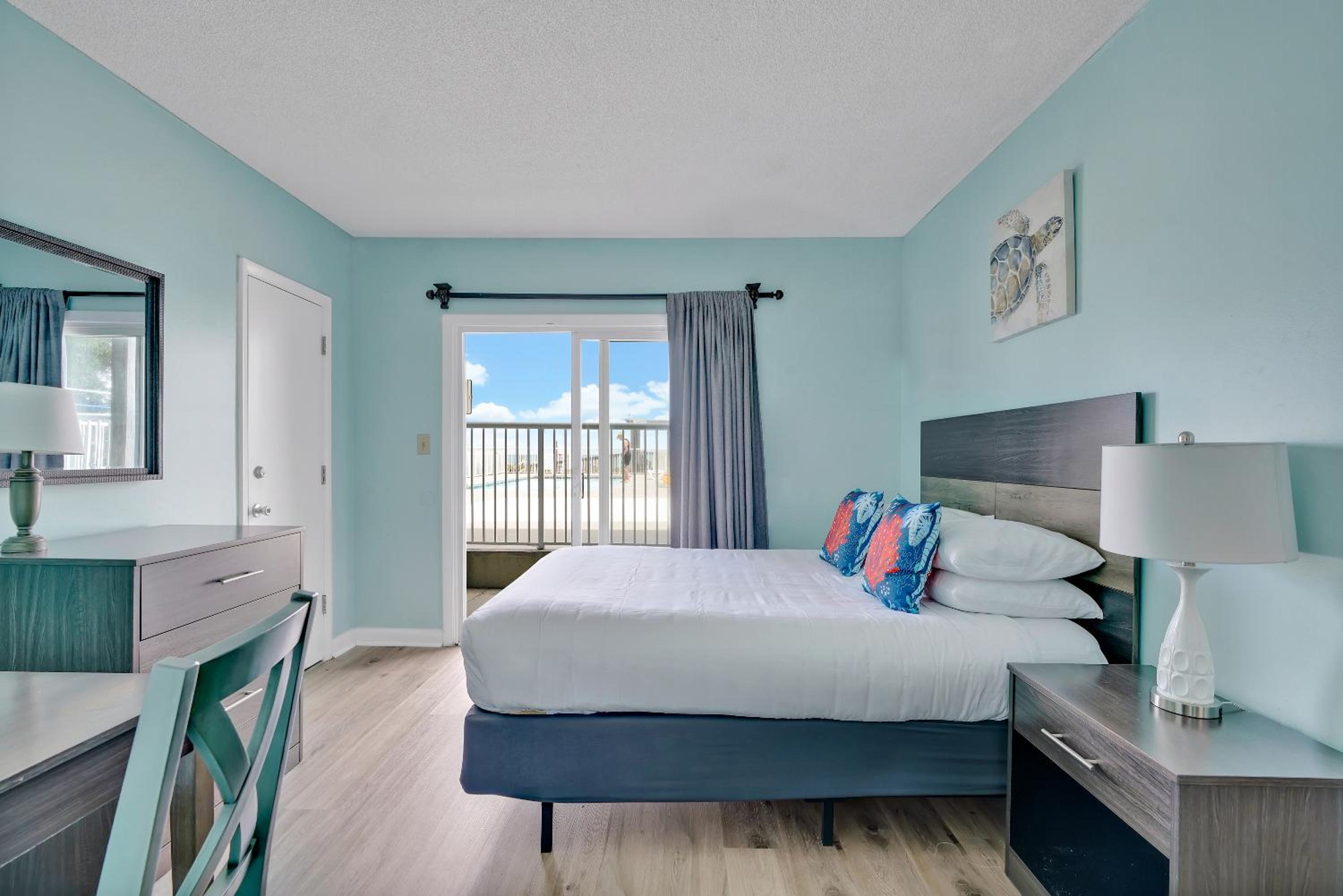 Queen Room with Pool View photo 3