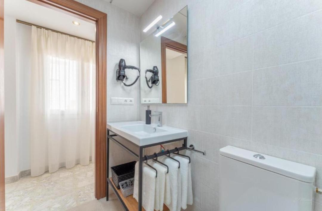 Deluxe One-Bedroom Apartment with City View photo 2