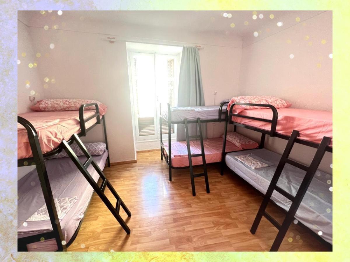 Cama en Habitación Compartida Femenina de 6 Camas