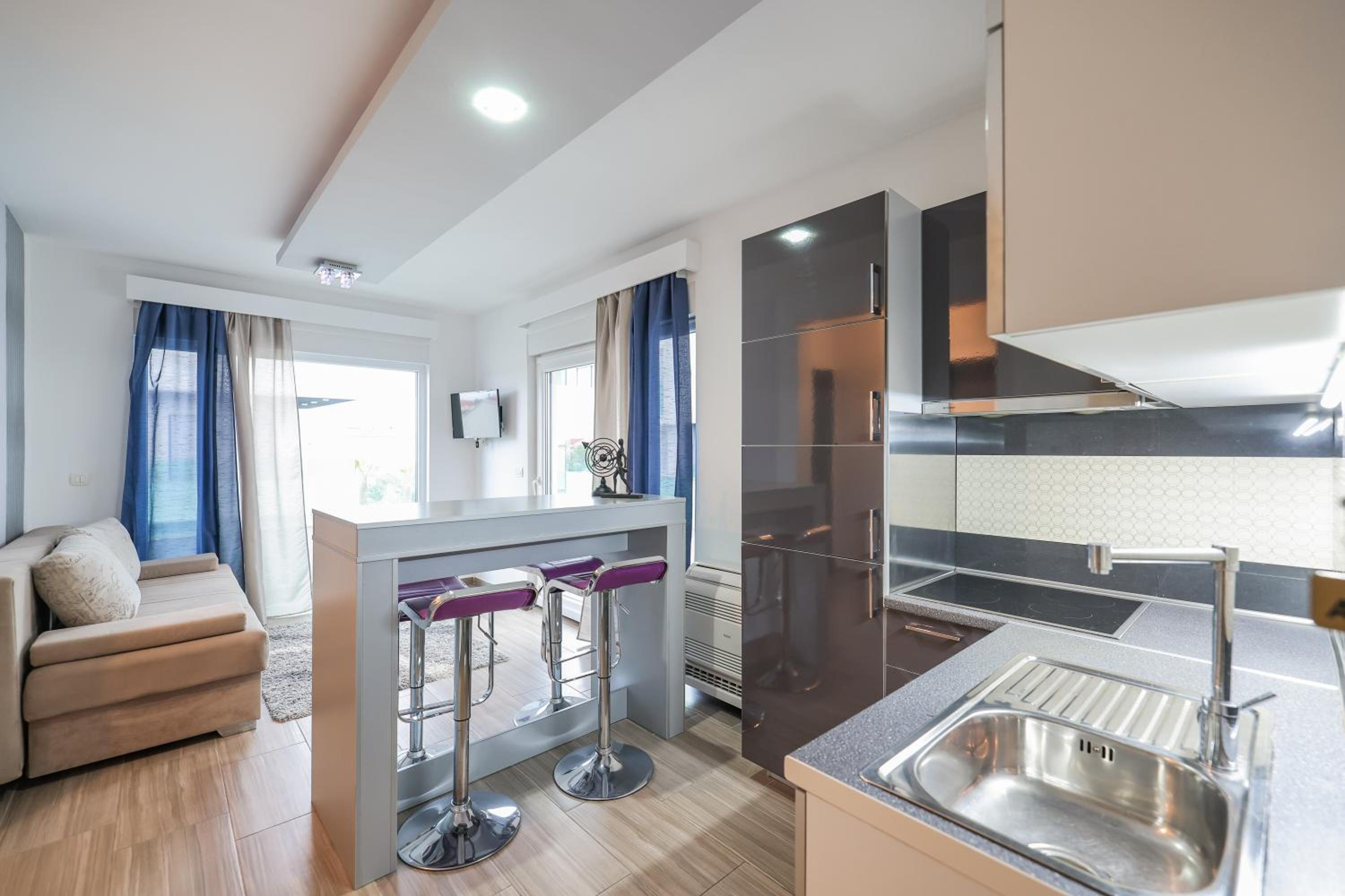 Deluxe Two-Bedroom Apartment with Pool View photo 3