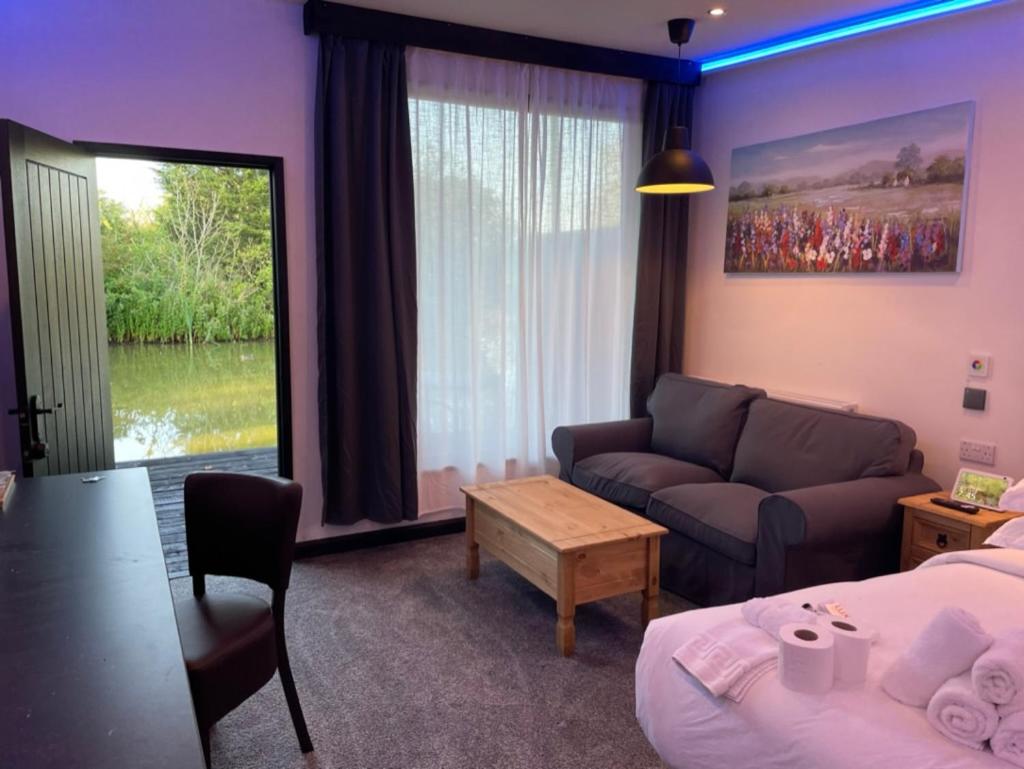 Deluxe King Room with Lake View photo 3