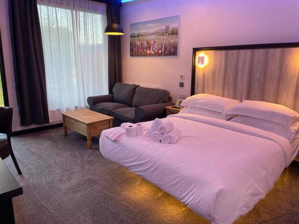 Deluxe King Room with Lake View photo 2