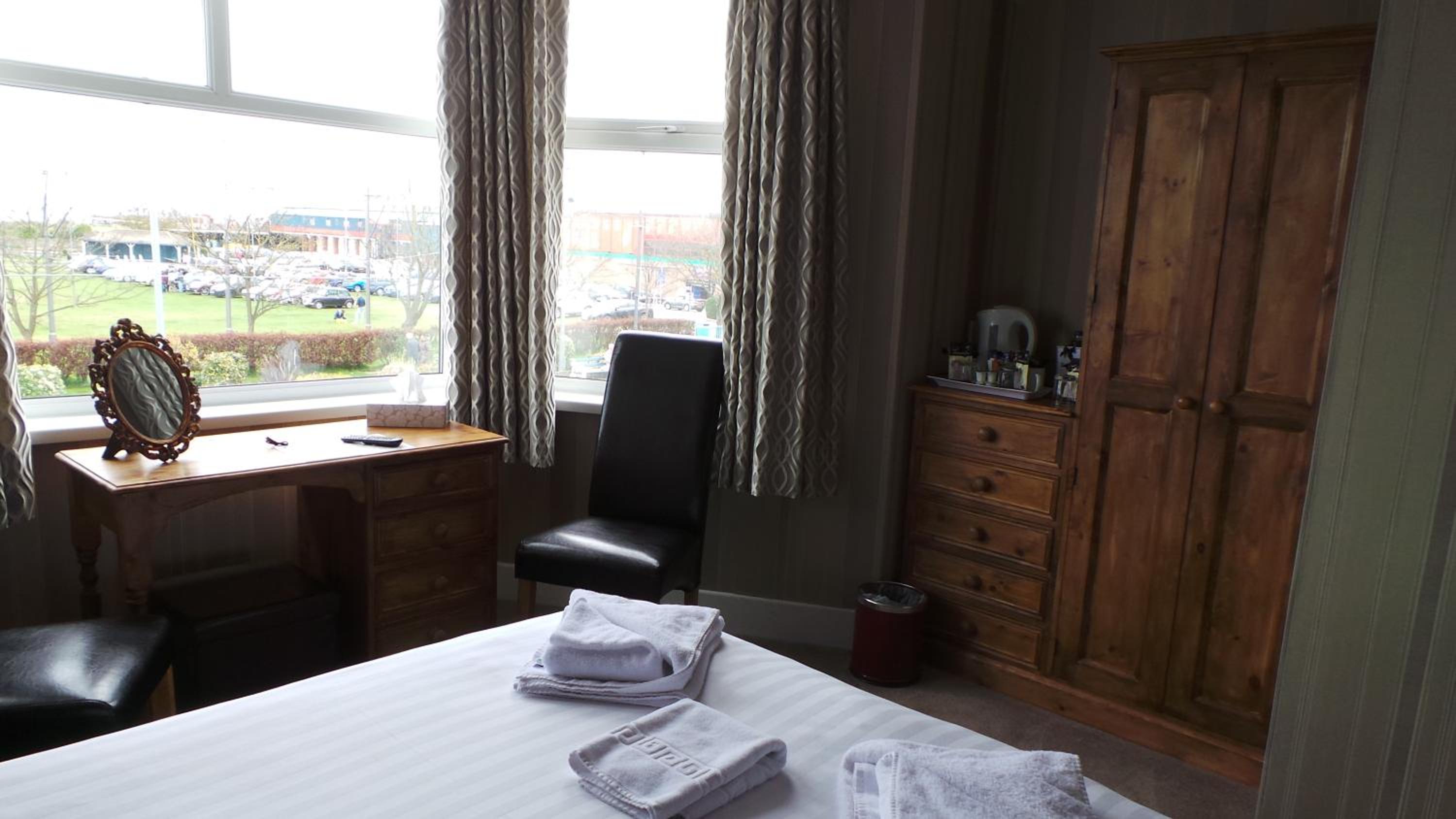 Family Room (2 Adults + 1 Child) with Sea View photo 3