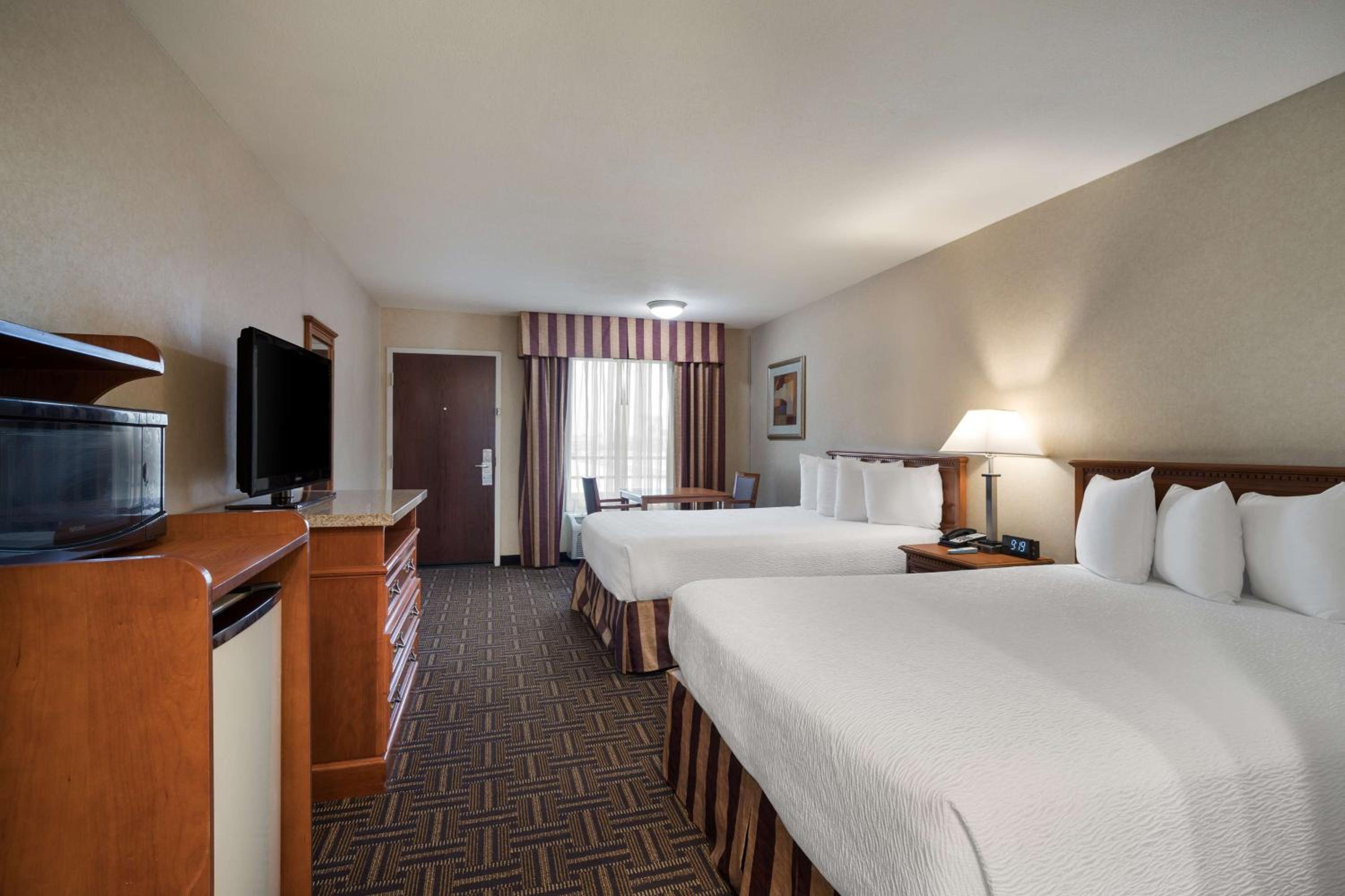Deluxe Queen Room with Two Queen Beds - Non-Smoking - Photo 4