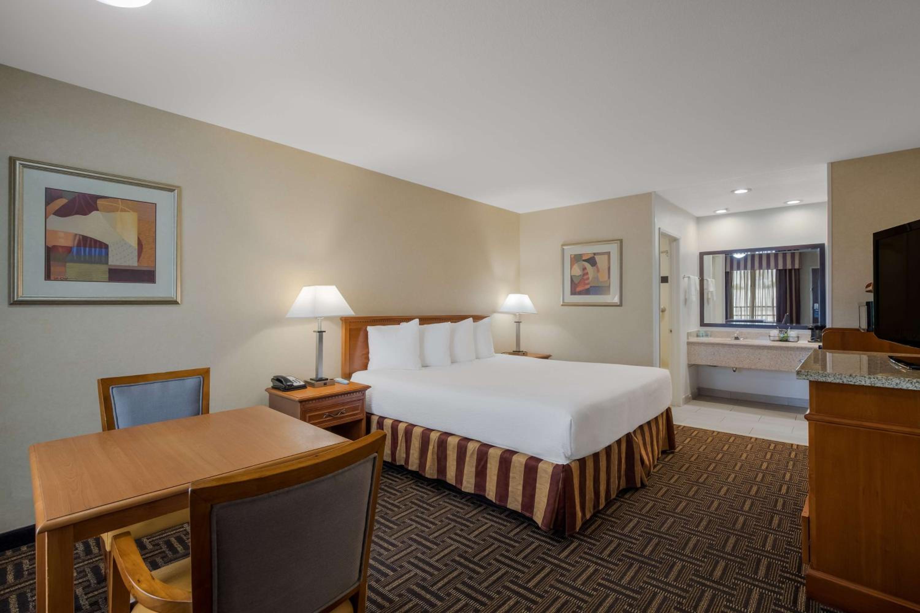 Deluxe King Room - Photo 3