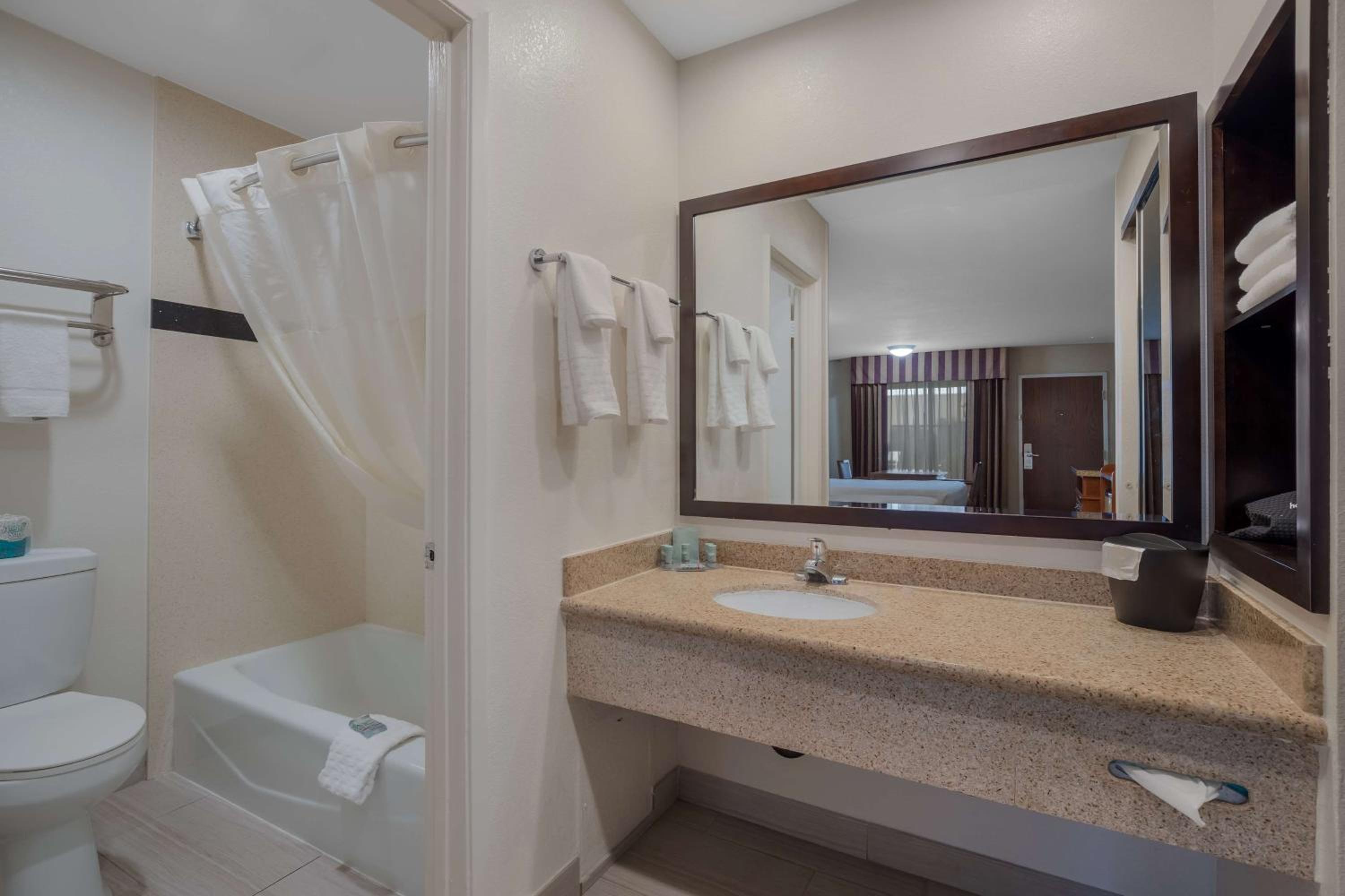 Deluxe Queen Room with Two Queen Beds - Non-Smoking - Photo 2