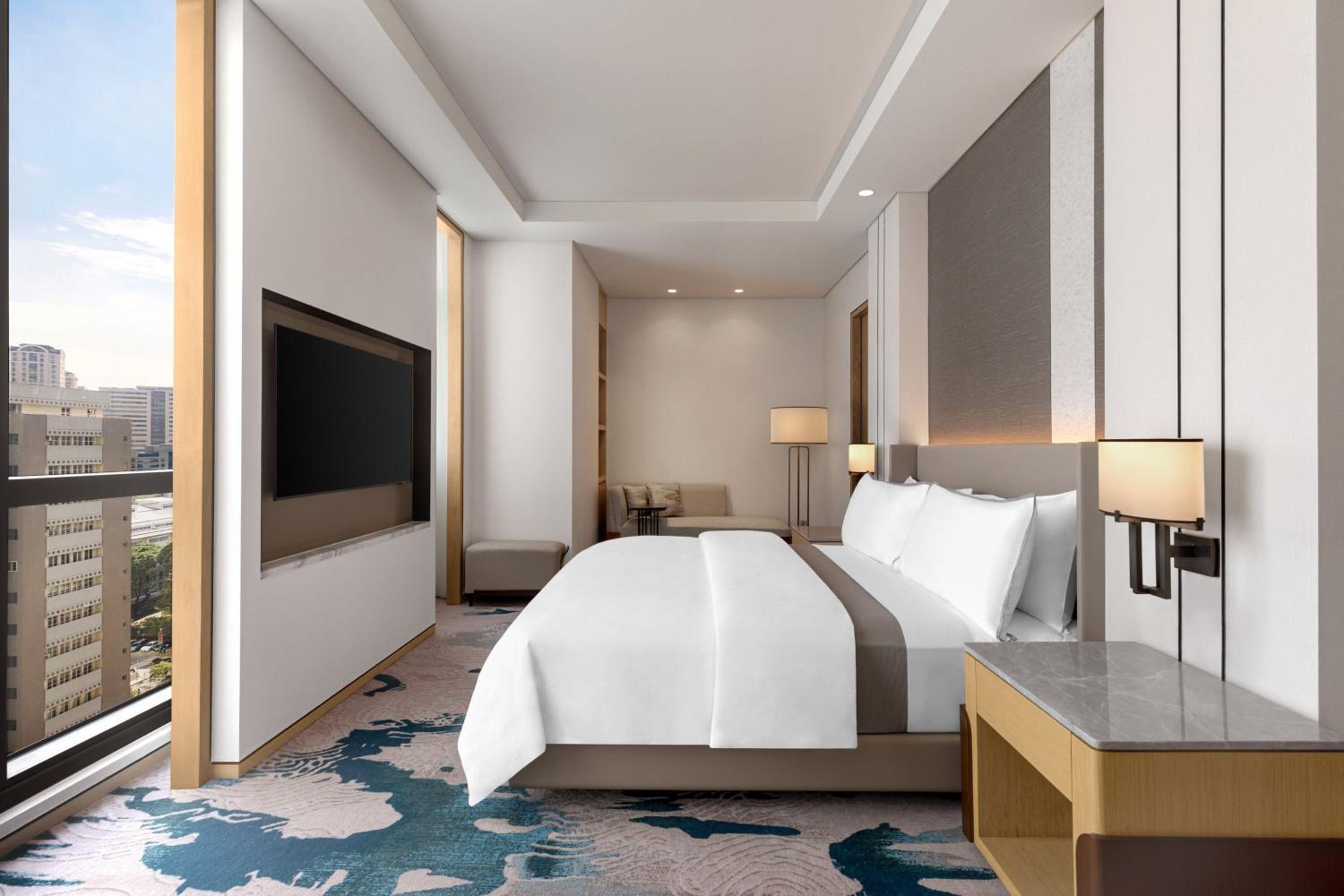 Deluxe King Room with City View - Photo 5