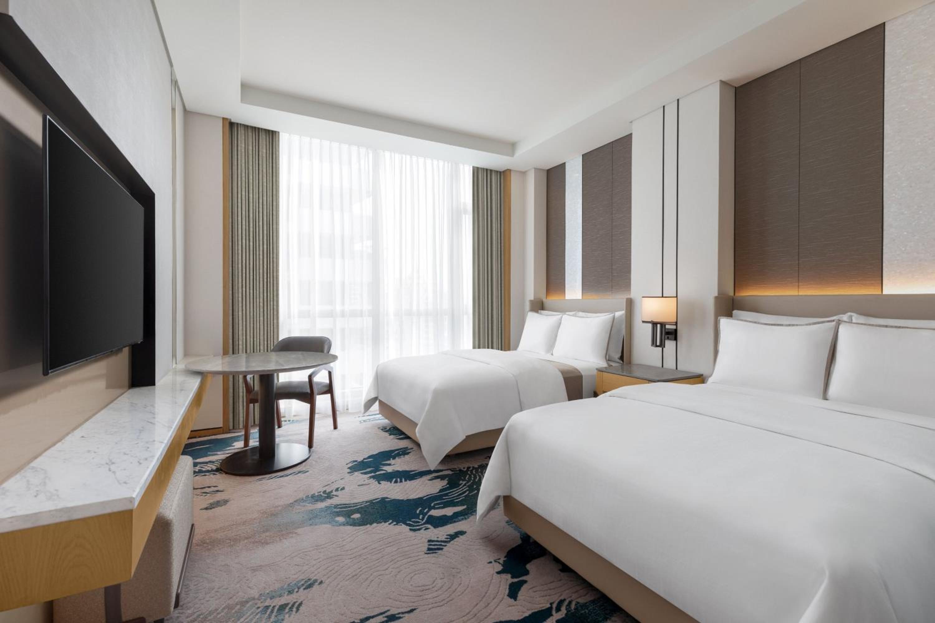  Deluxe Double Room with Two Double Beds and City View - Photo 2