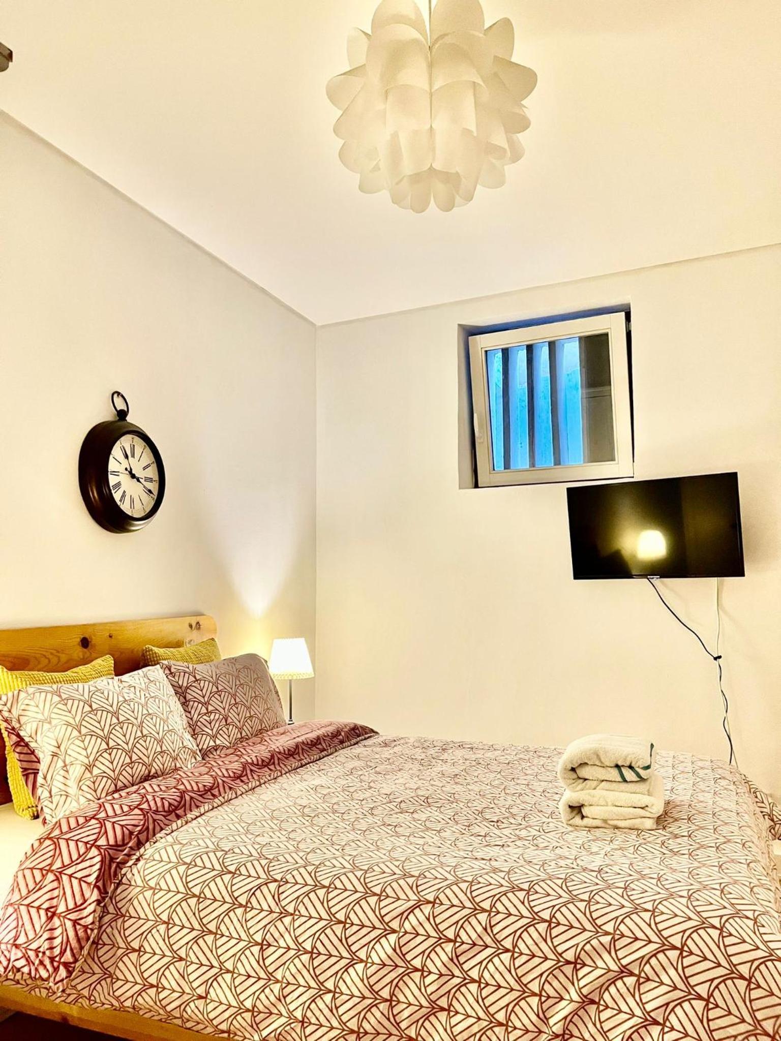 Standard Suite - Interior View - Photo 11