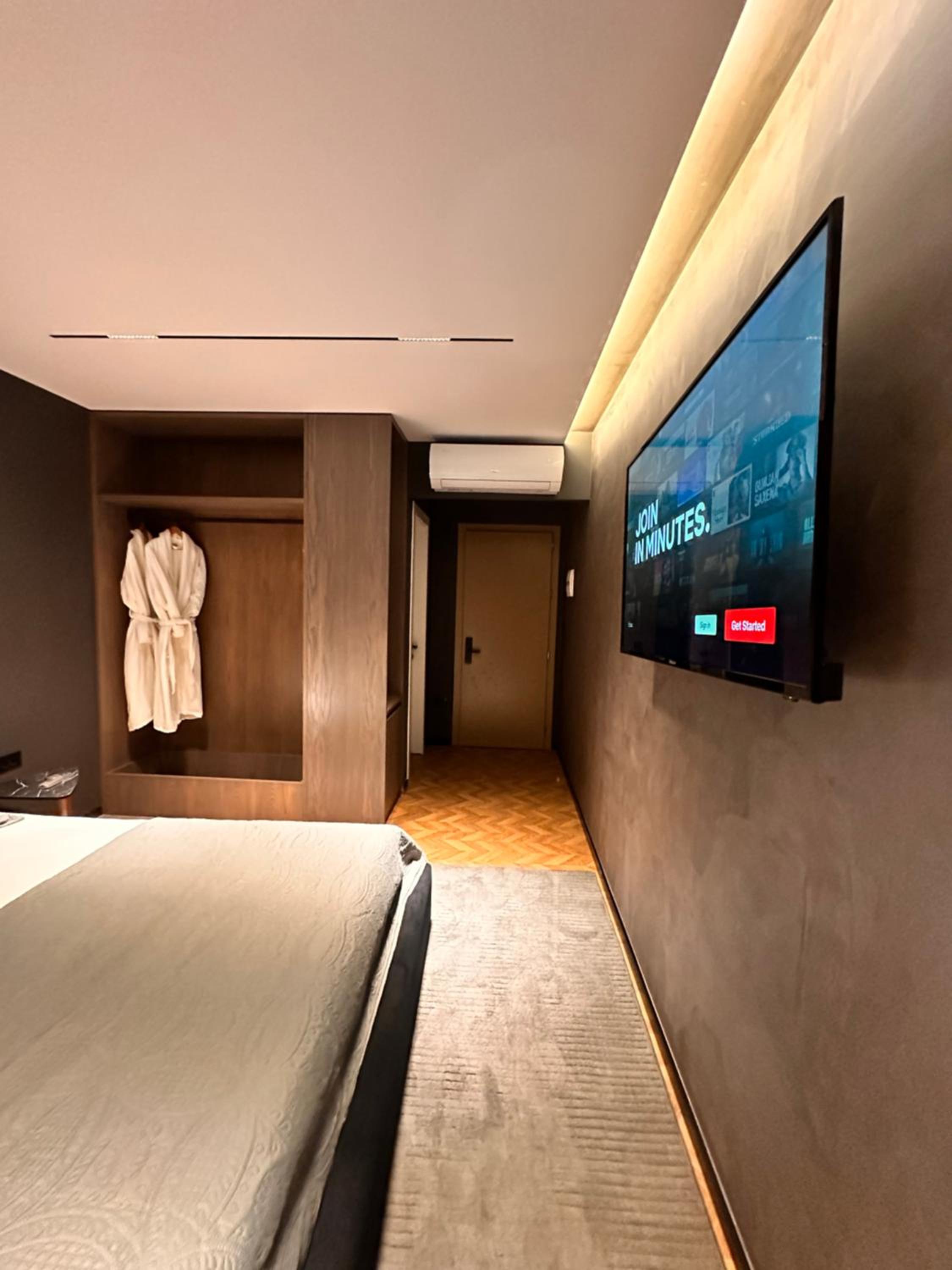 Deluxe One-Bedroom Apartment