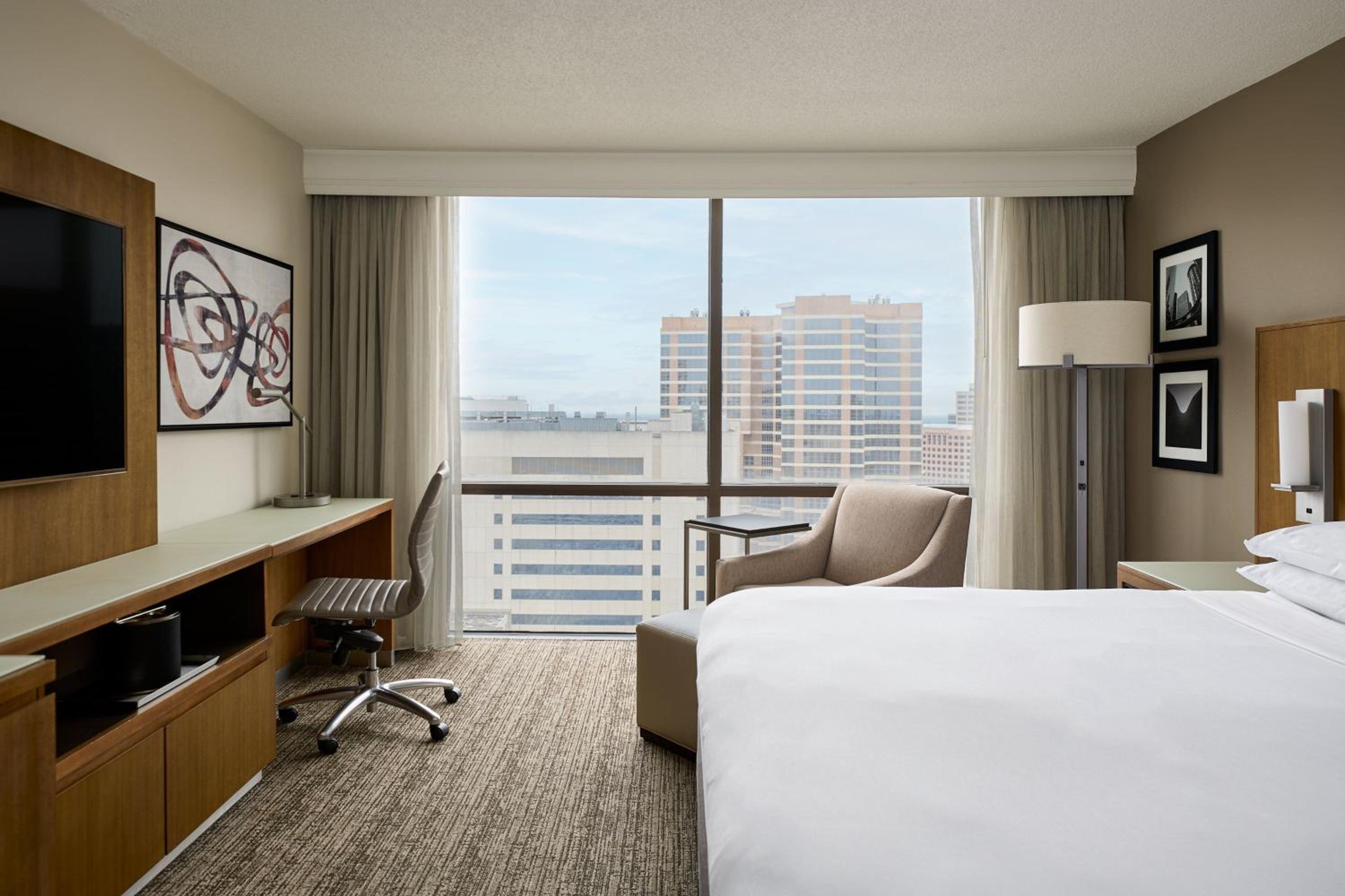 Concierge Level Guest Room, King Bed - Photo 2