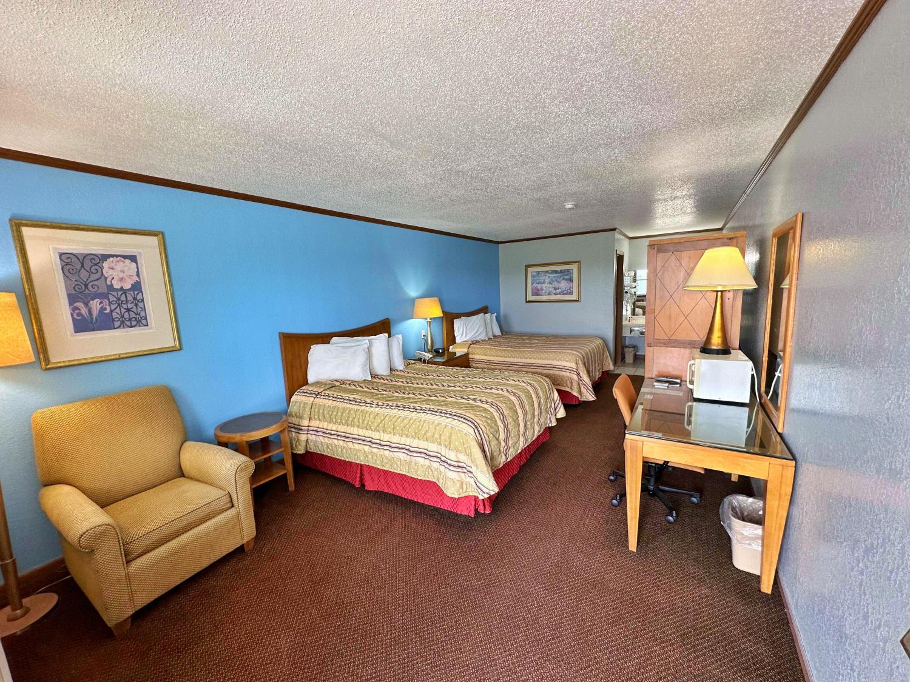 Queen Room with Two Queen Beds - Photo 2