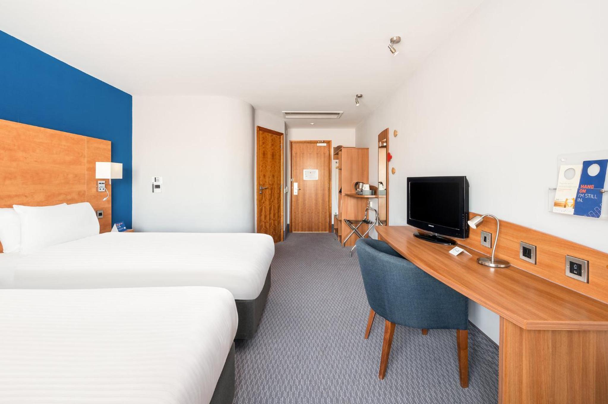 Standard Twin Room with Free Hot Breakfast - Photo 9