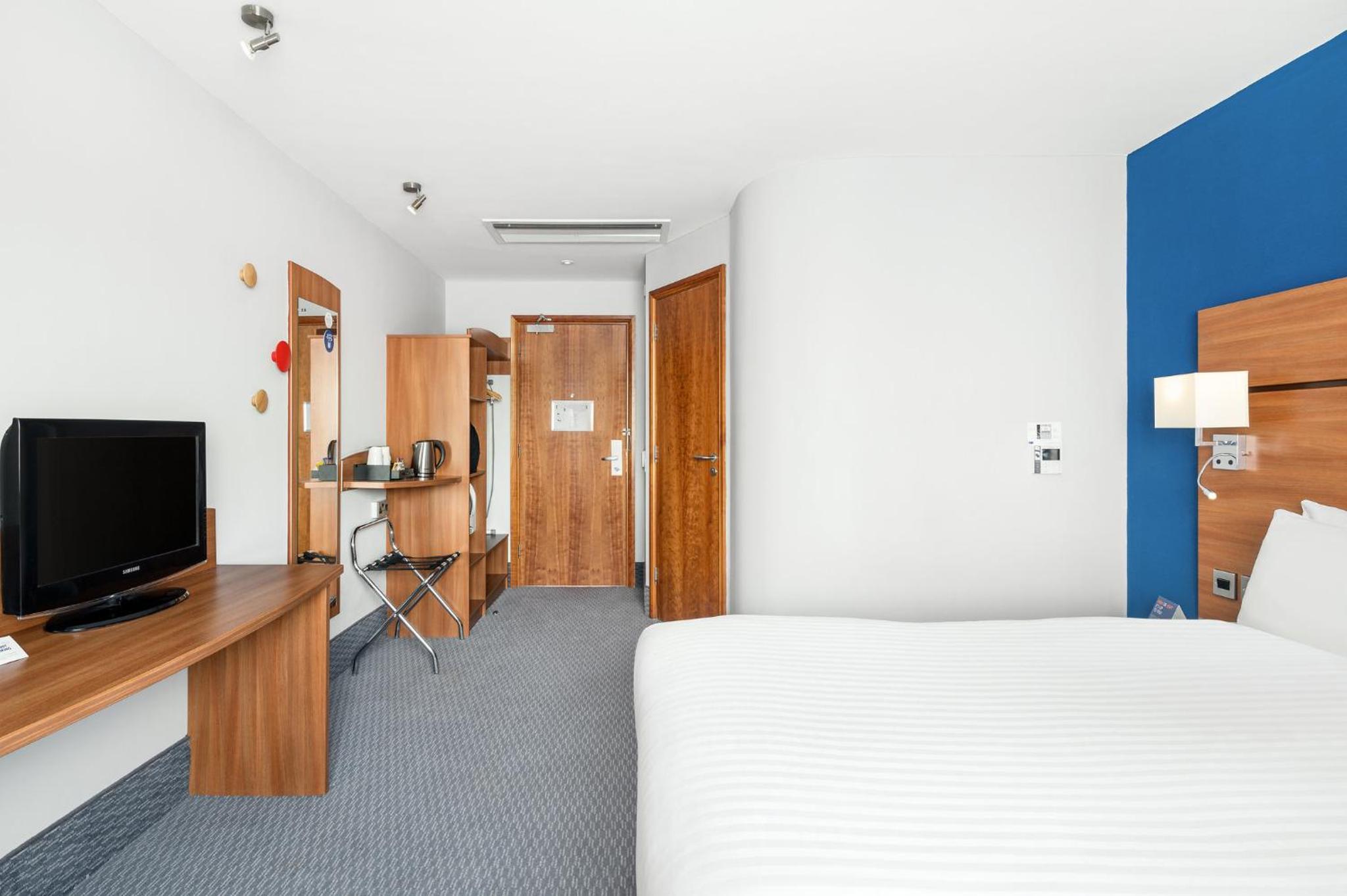 Standard Double Room with Free Hot Breakfast - Photo 8
