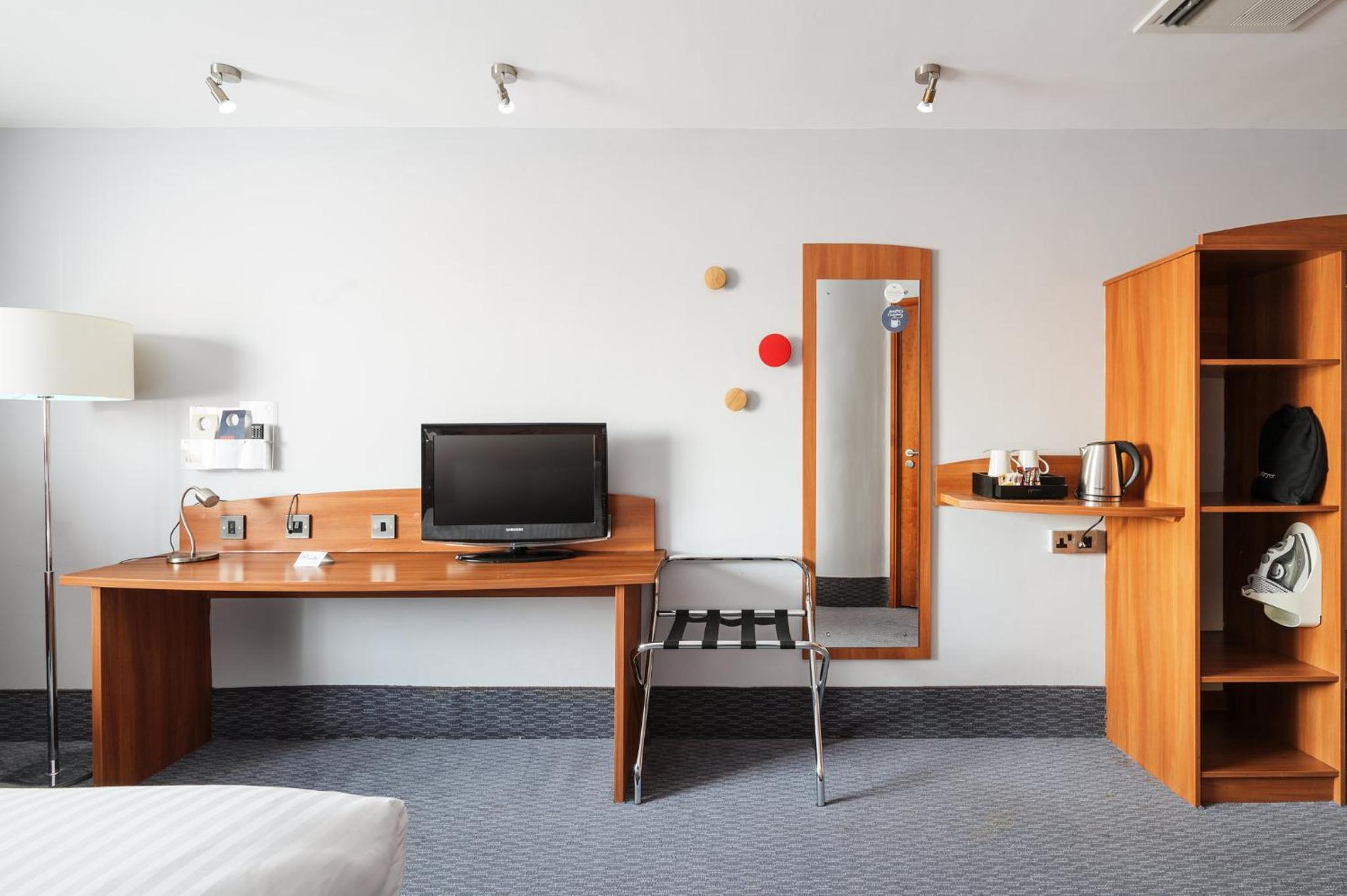 Standard Double Room with Free Hot Breakfast - Photo 7