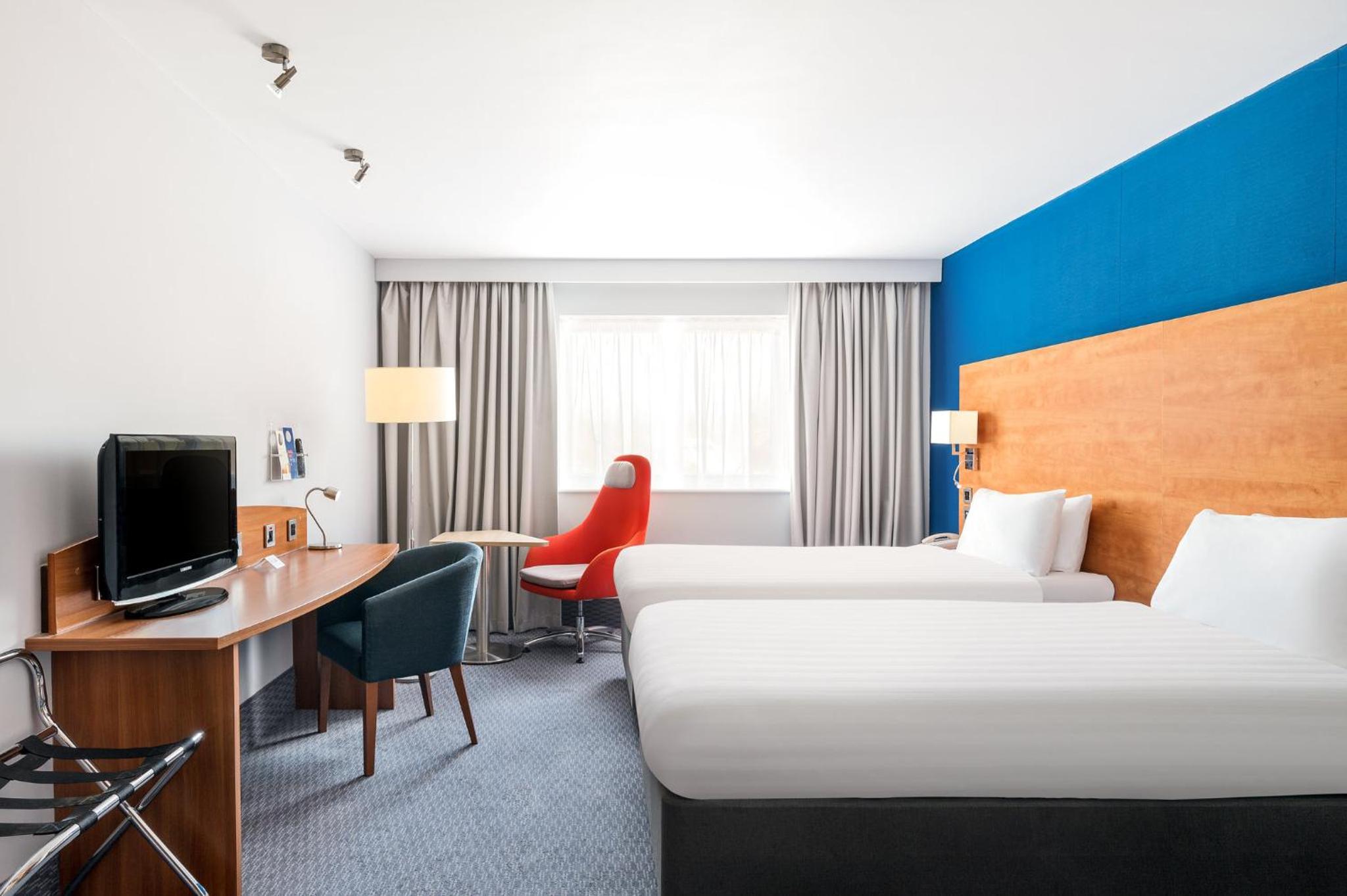 Standard Twin Room with Free Hot Breakfast - Photo 8