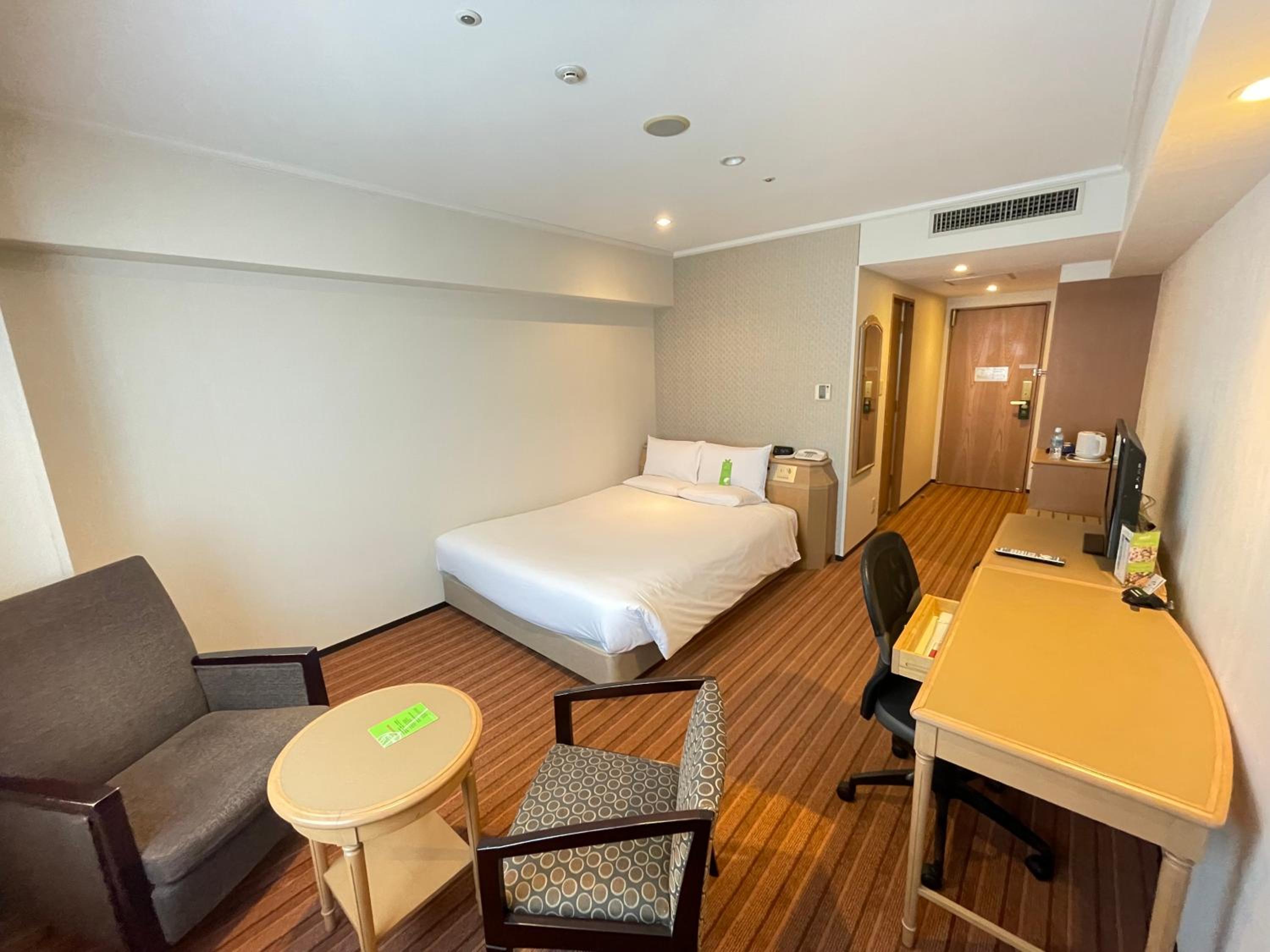 Double Room - Non-Smoking  - Photo 2