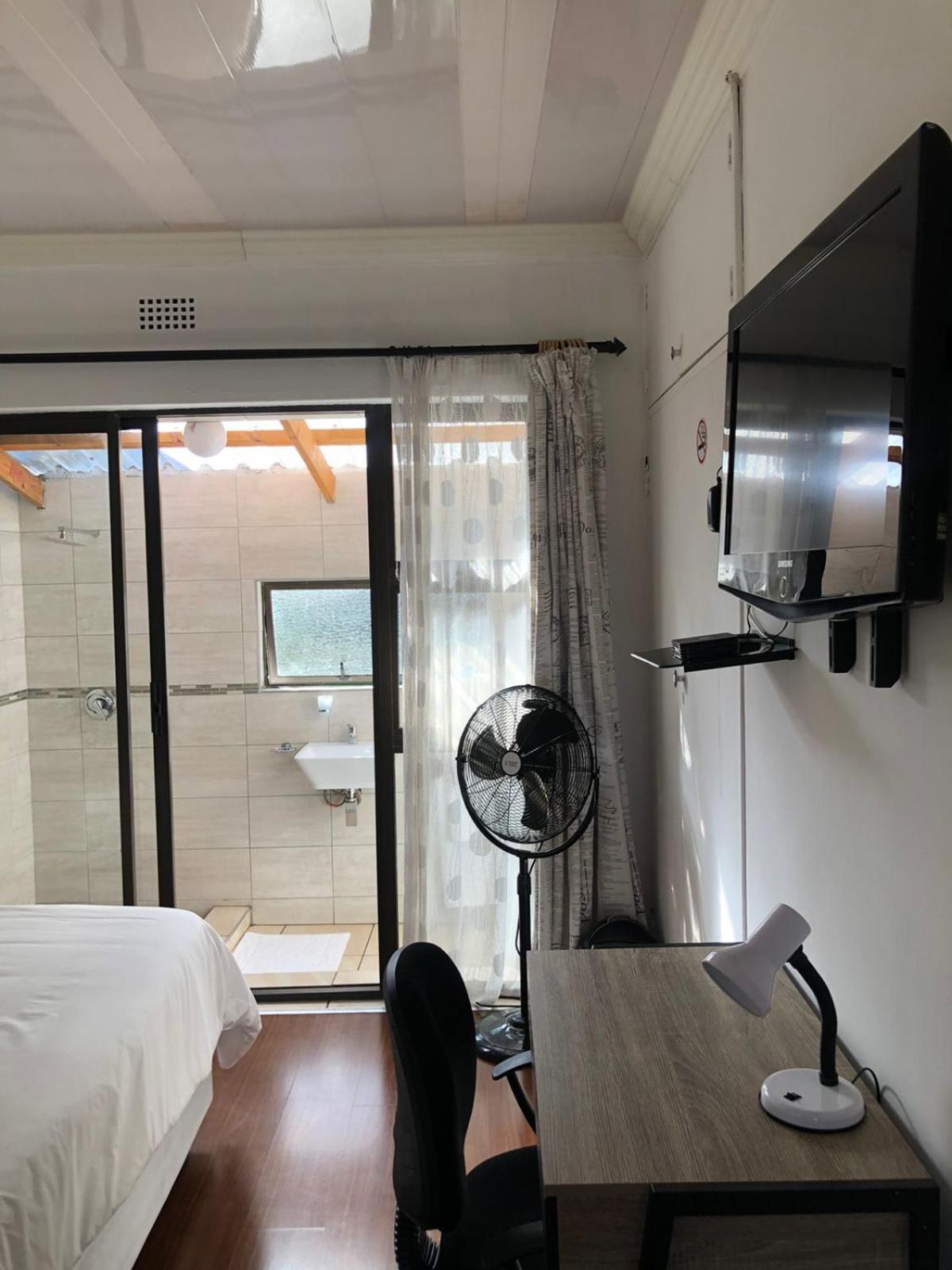Queen Room photo 1