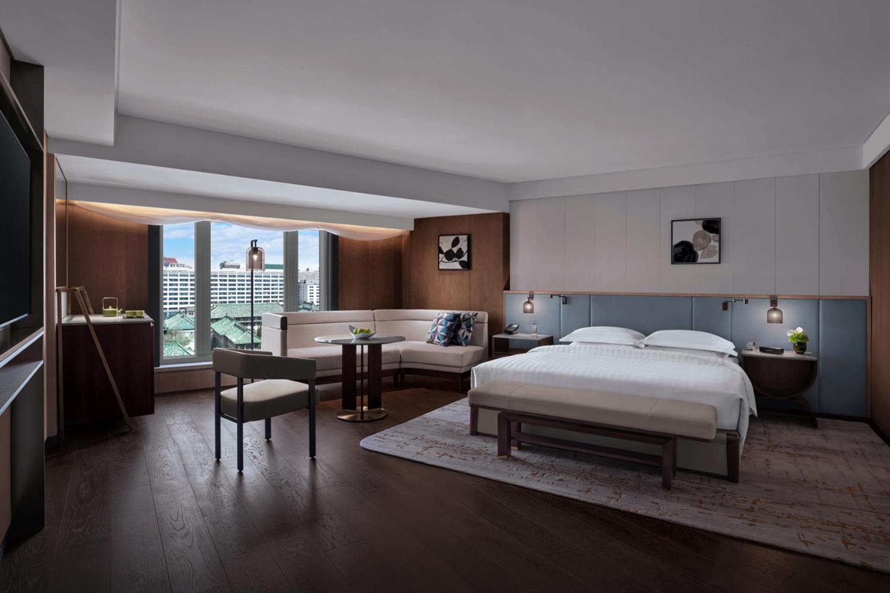 Deluxe Corner King Room with Club Access