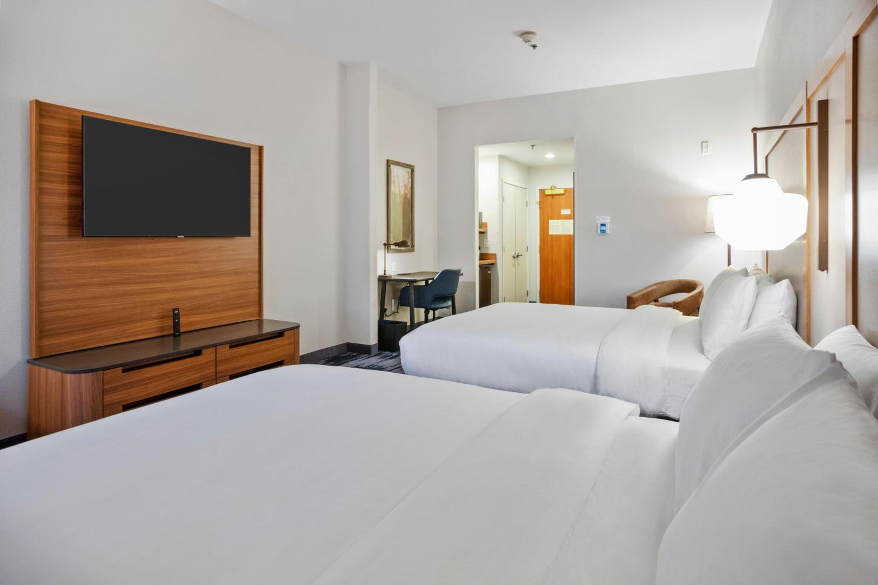 Queen Room with Two Queen Beds - Photo 2