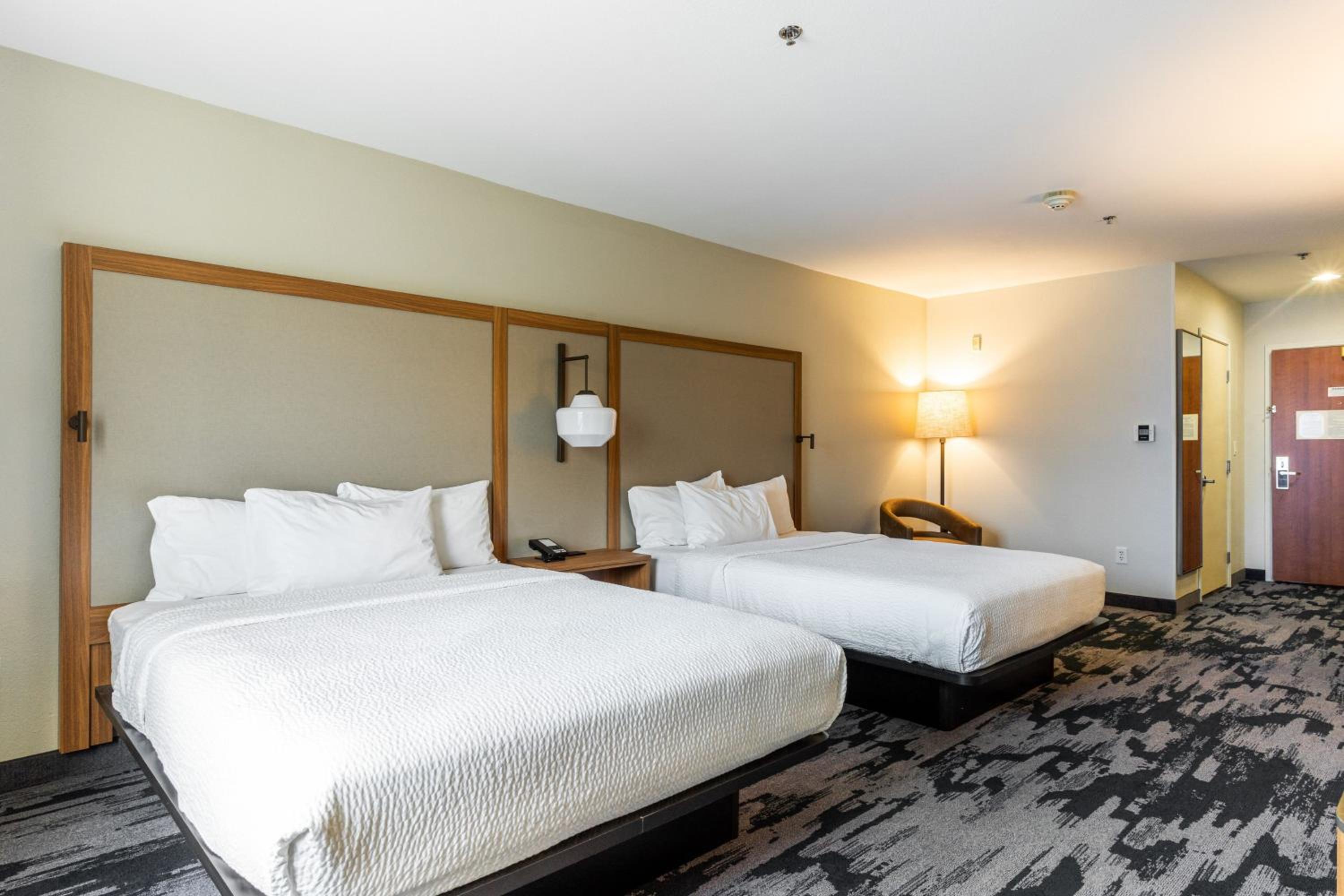 Queen Room with Two Queen Beds - Photo 3