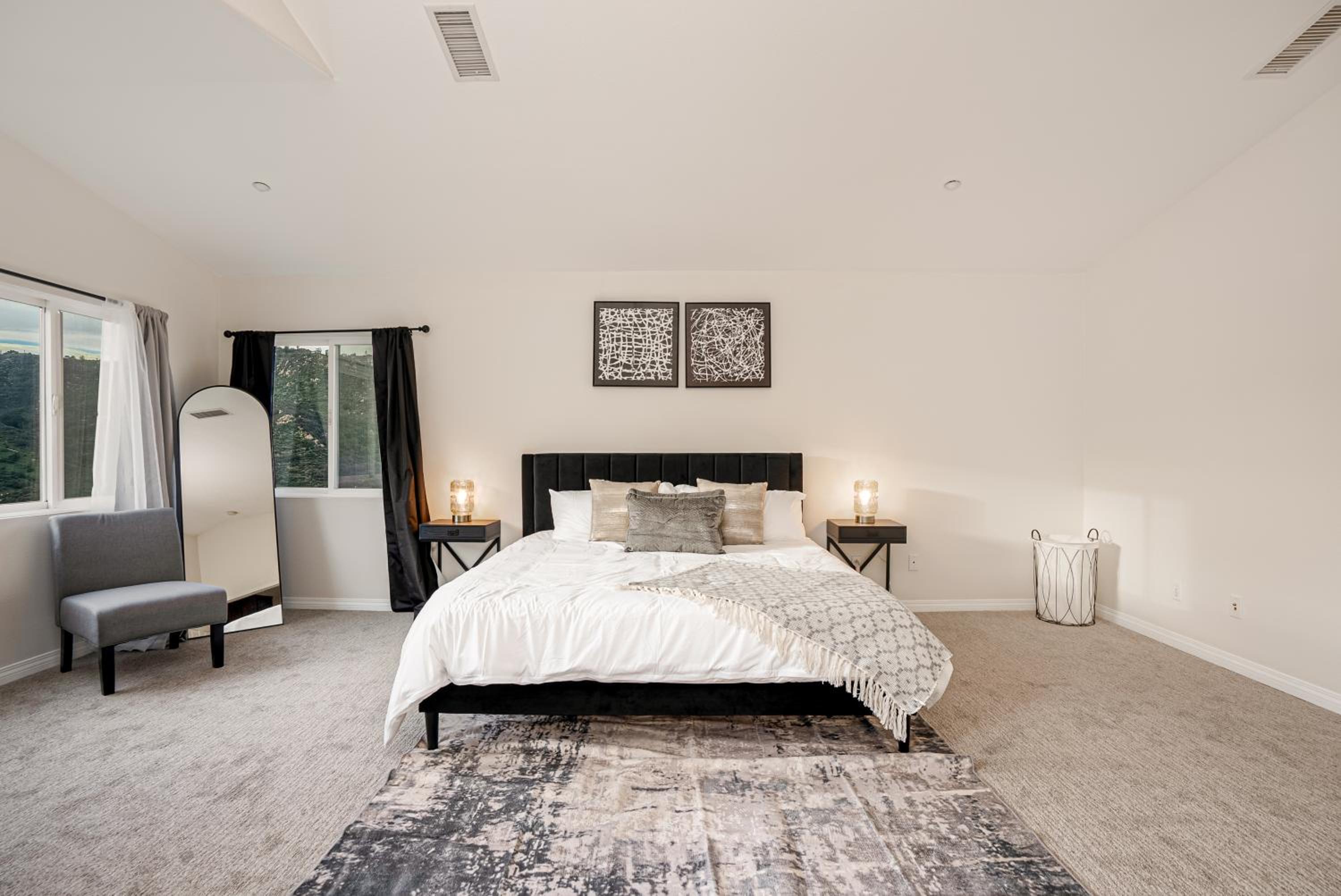 Five-Bedroom House photo 1