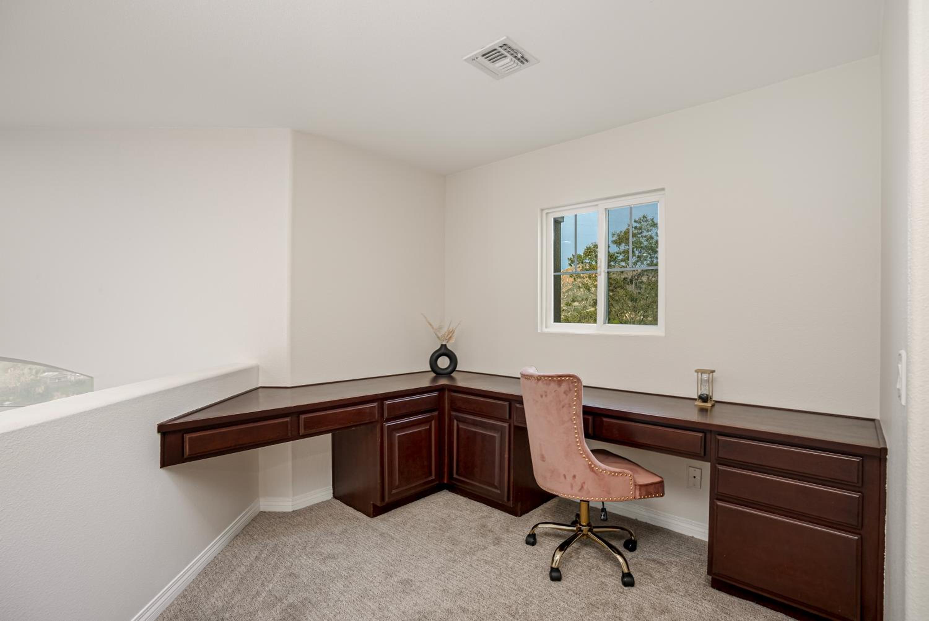 Five-Bedroom House photo 2