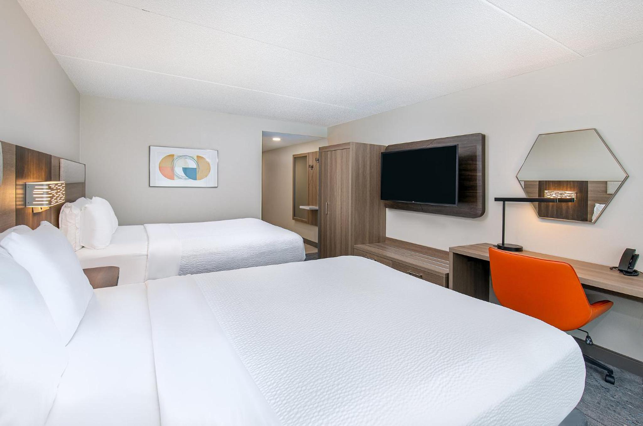 Standard Room with Two Queen Beds - Photo 6