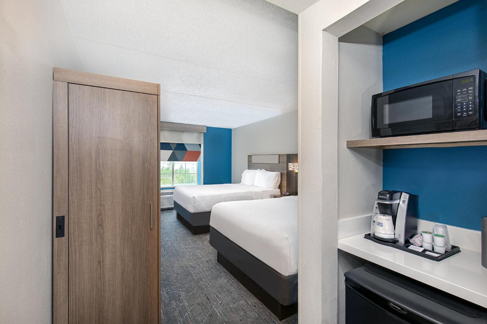 Standard Room with Two Queen Beds - Photo 2