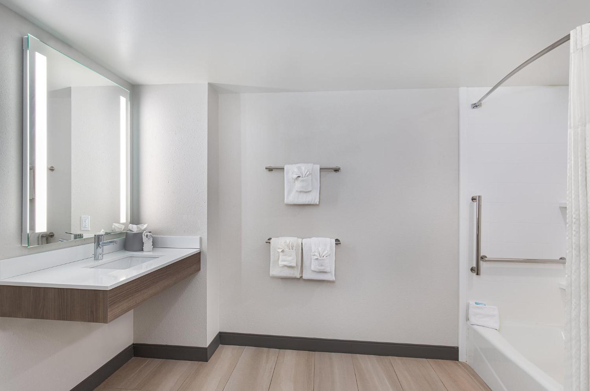 King Suite with Bath Tub - Disability Accessible - Photo 2