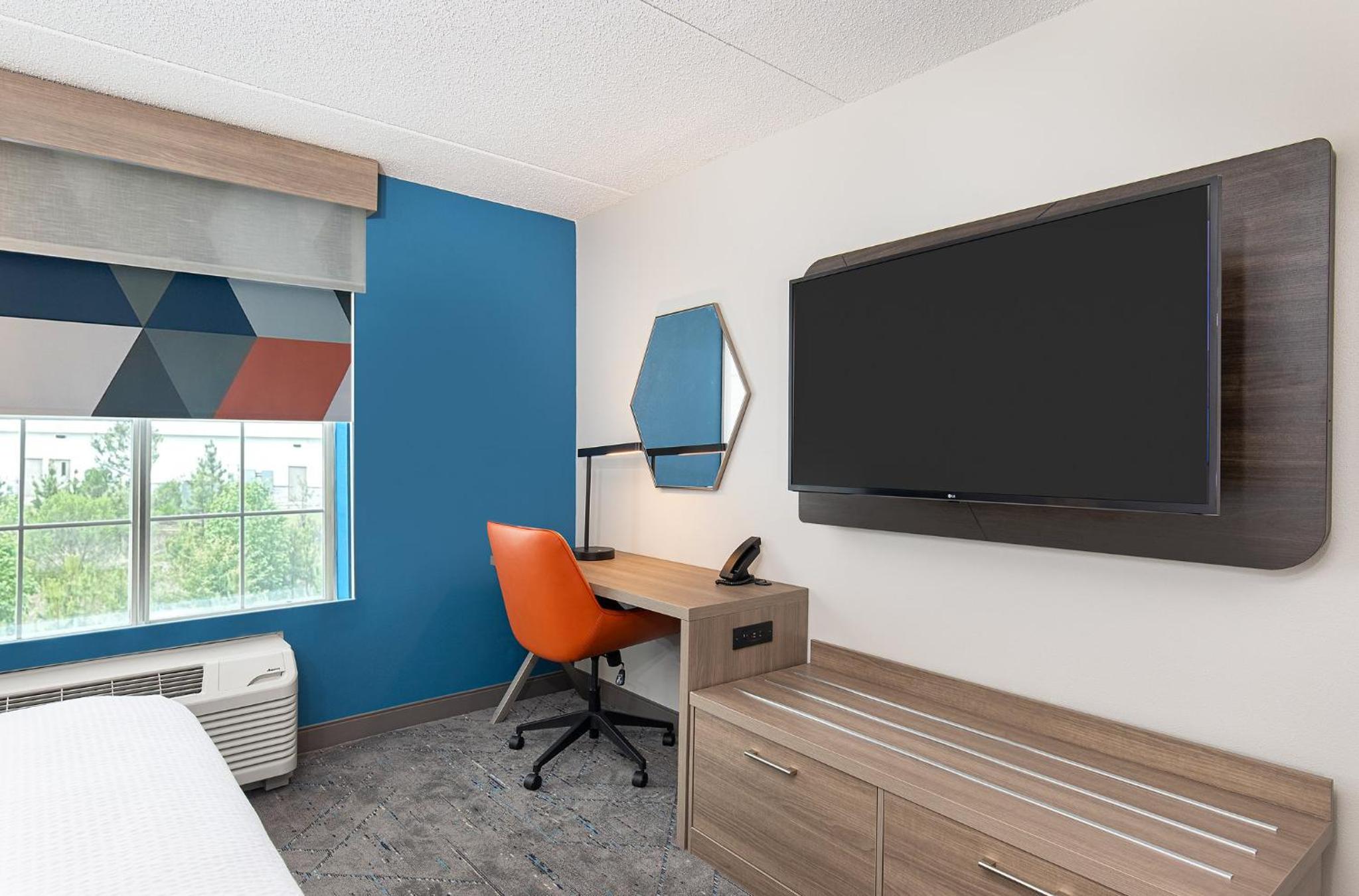 King Suite with Bath Tub - Disability Accessible - Photo 3
